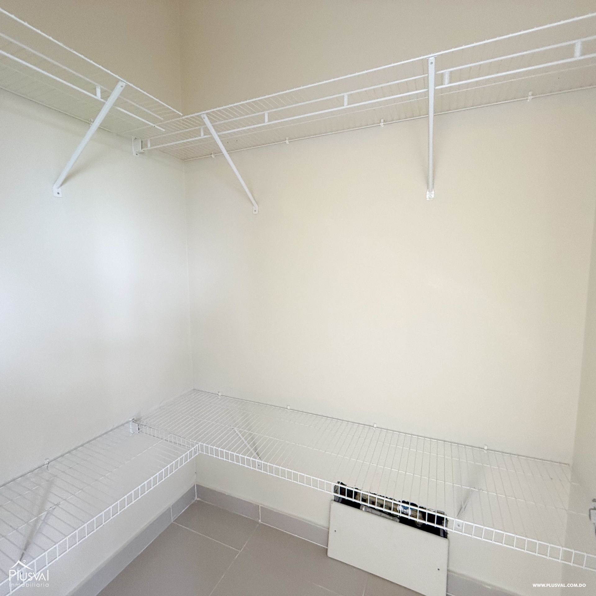 Venta de apartamento en Exclusiva Área de Santiago con parqueos techados. 397816