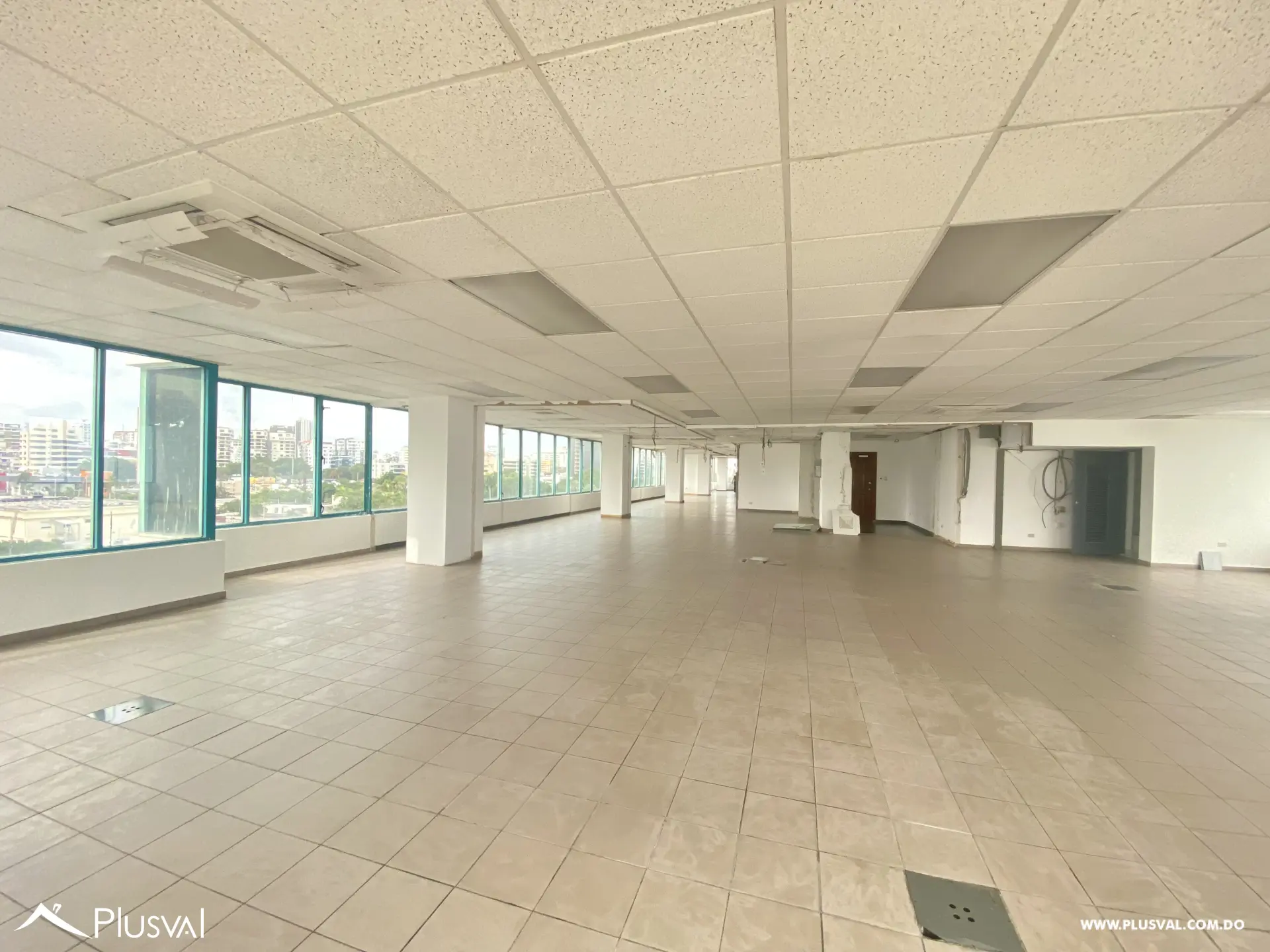 Alquilo Excelente Local Comercial con Vista Panorámica en La Julia 463386