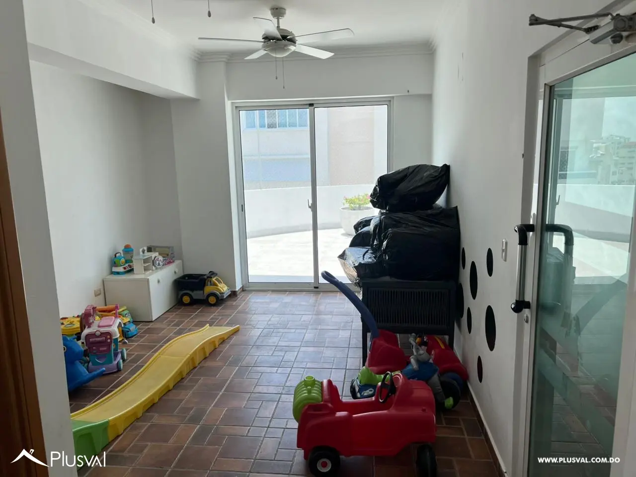 Apartamento en Alquiler en Naco 3 Habitaciones Cerca del Parque La Arboleda 516958