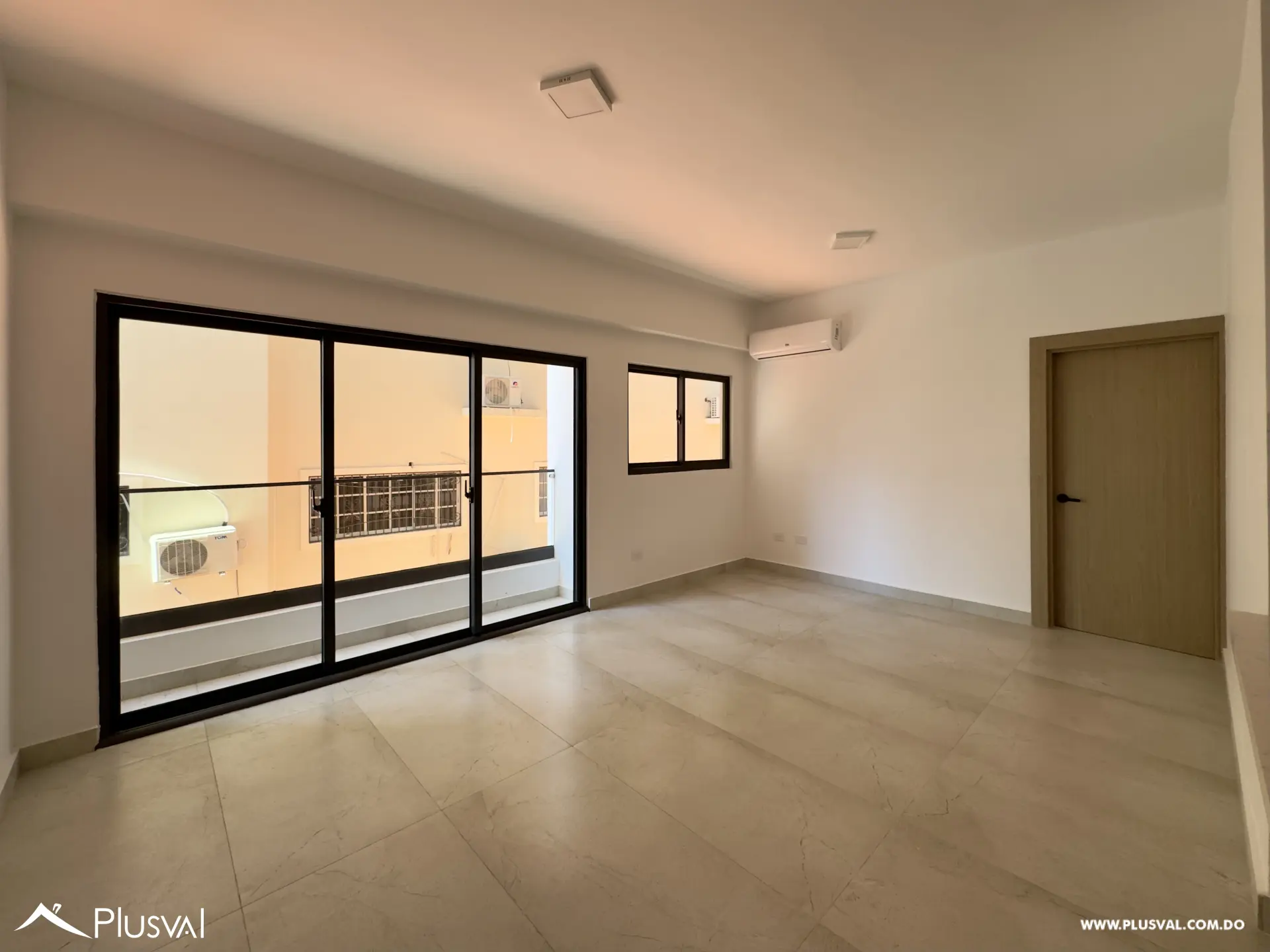 Alquilo apartamento de 1 habitacion con 2 parqueos en Evaristo Morales. 484192