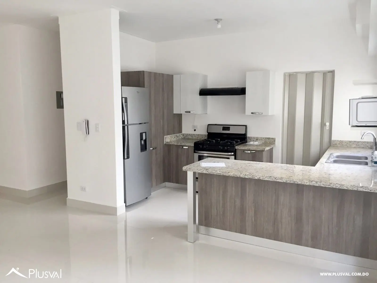Apartamento en torre de 75 m² con 1 habitación, 2 baños y línea blanca. 512880