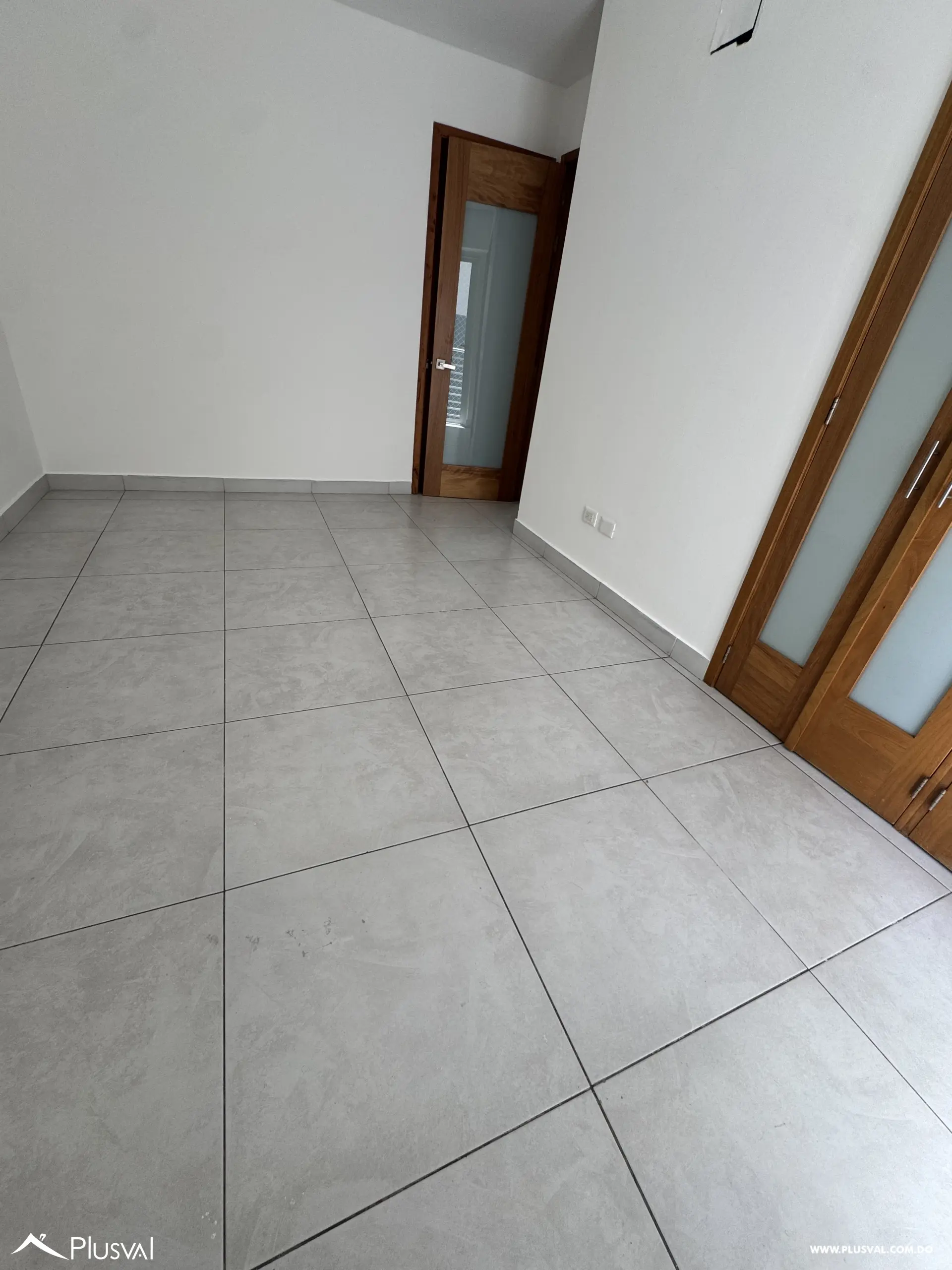 Alquiler apartamento de 3 habitaciones en Evaristo Morales. 518472