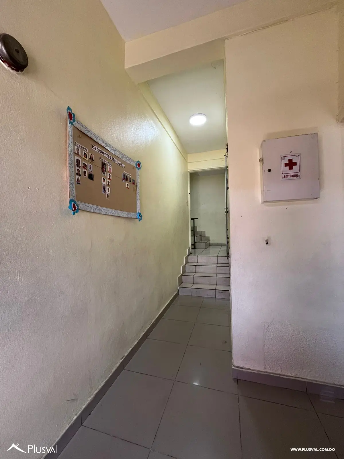 Edificio de 3 niveles con vocación comercial de venta en Engombe 508785
