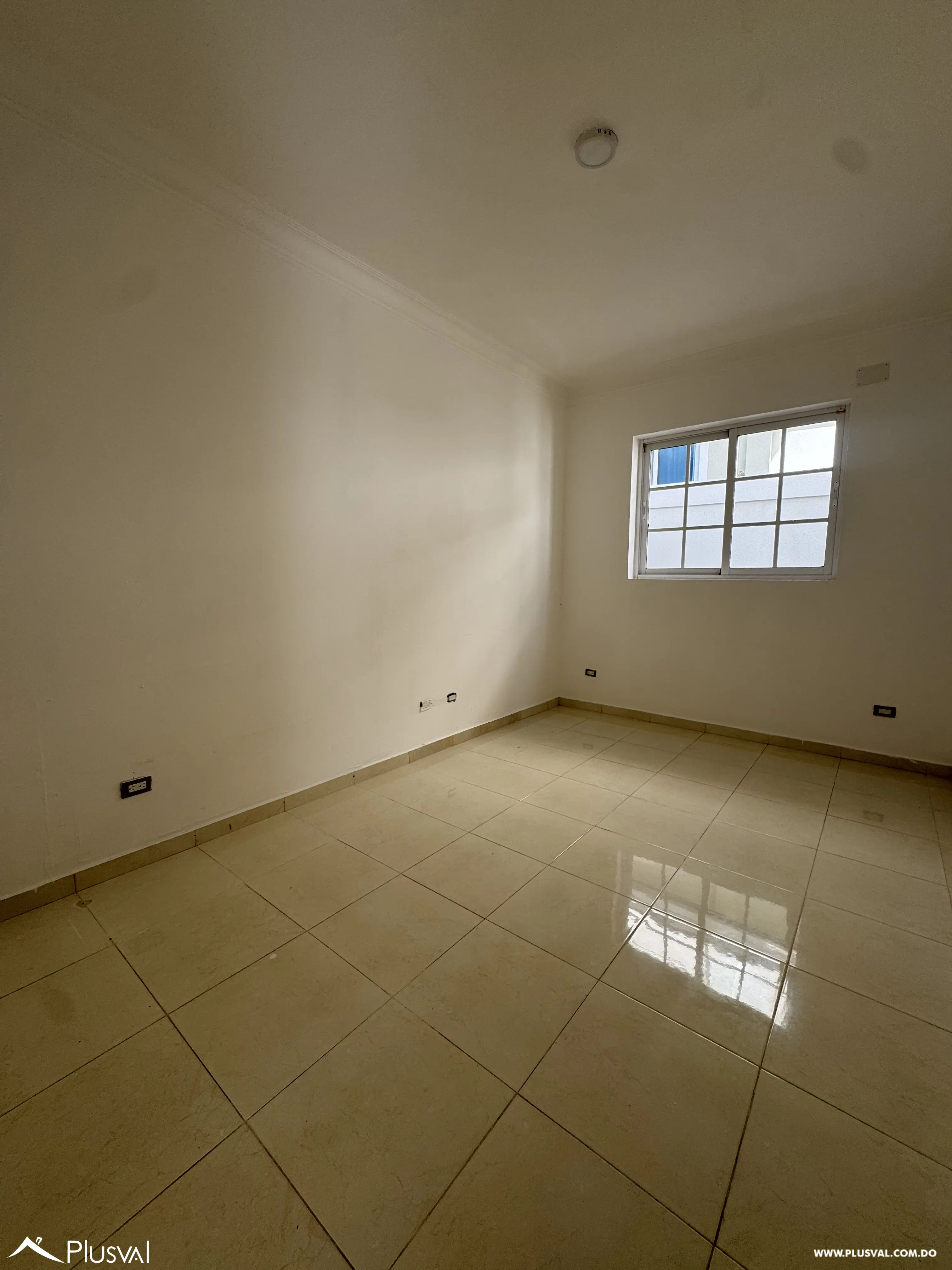 Casa de Dos Niveles en Alquiler en Exclusivo Complejo Habitacional Privado 528699