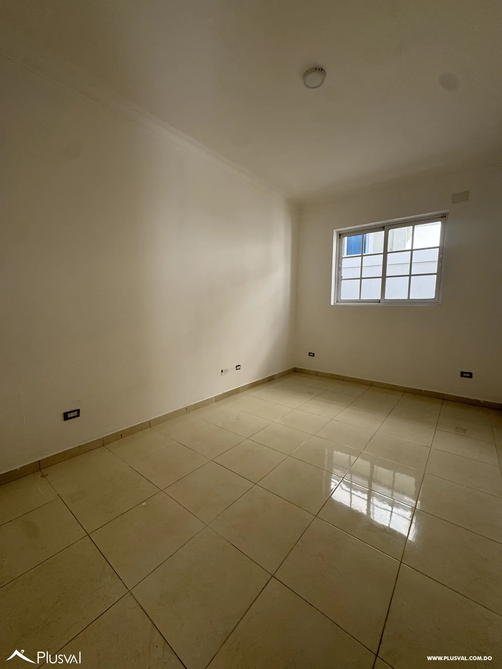 Casa de Dos Niveles en Alquiler en Exclusivo Complejo Habitacional Privado 528699