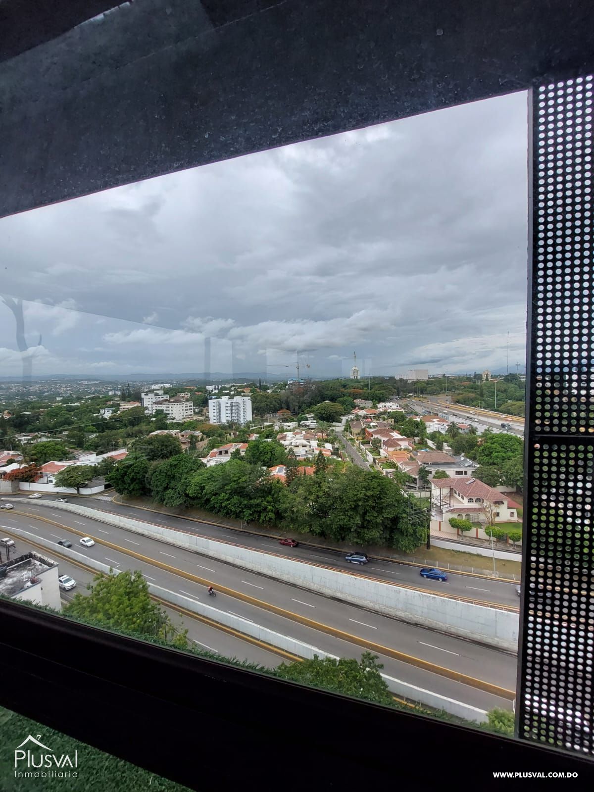 Amplio apartamento en alquiler ubicado en zona privilegiada de Santiago. 257795