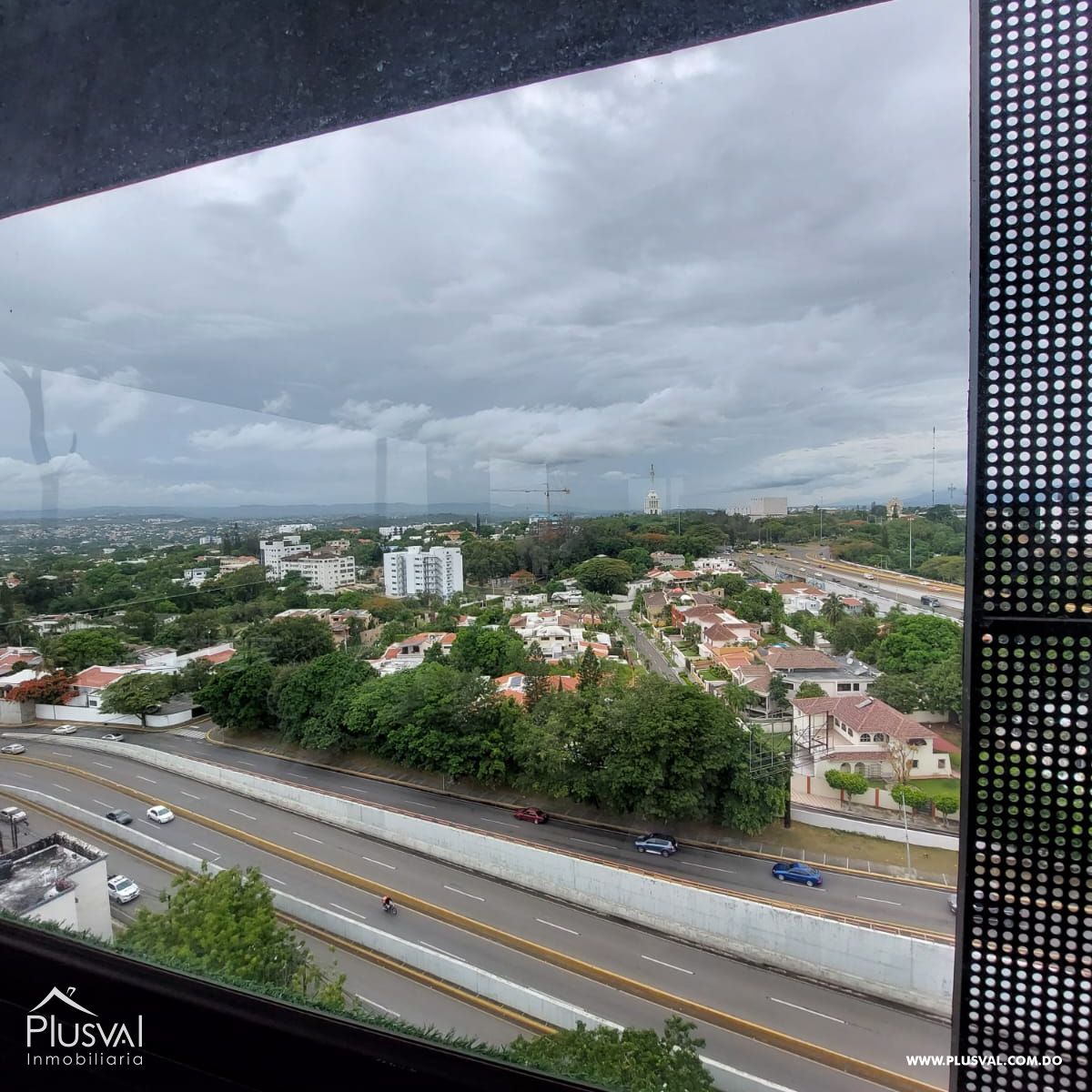 Amplio apartamento en alquiler ubicado en zona privilegiada de Santiago. 257795