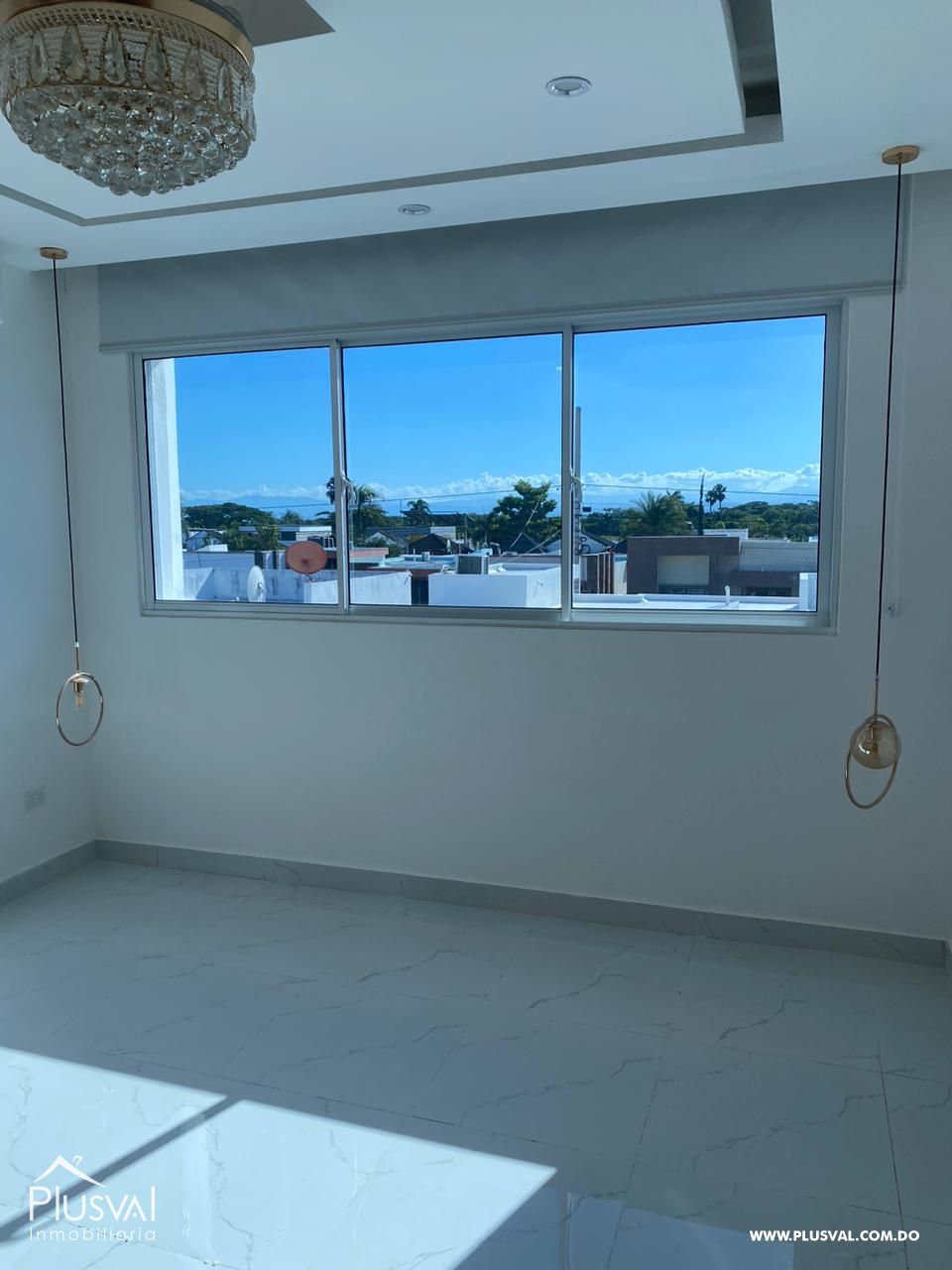 Casa Moderna de Dos Niveles en Complejo Cerrado con Diseño Funcional y Patio 483972