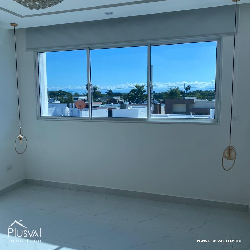 Casa Moderna de Dos Niveles en Complejo Cerrado con Diseño Funcional y Patio 483972