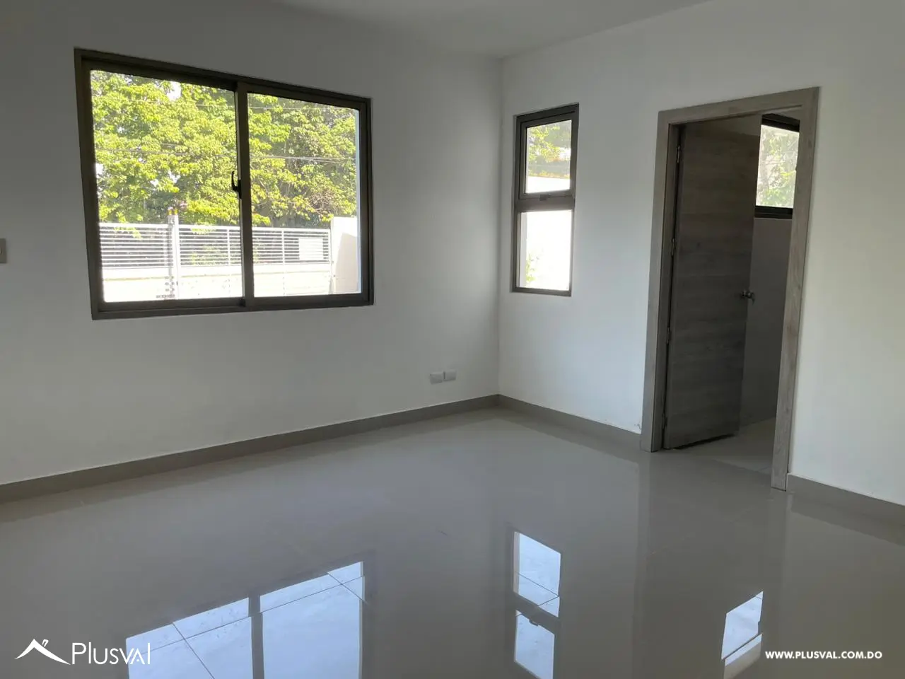 Apartamento en 1er Nivel con Tres Habitaciones y Family Room en La Vega 524727