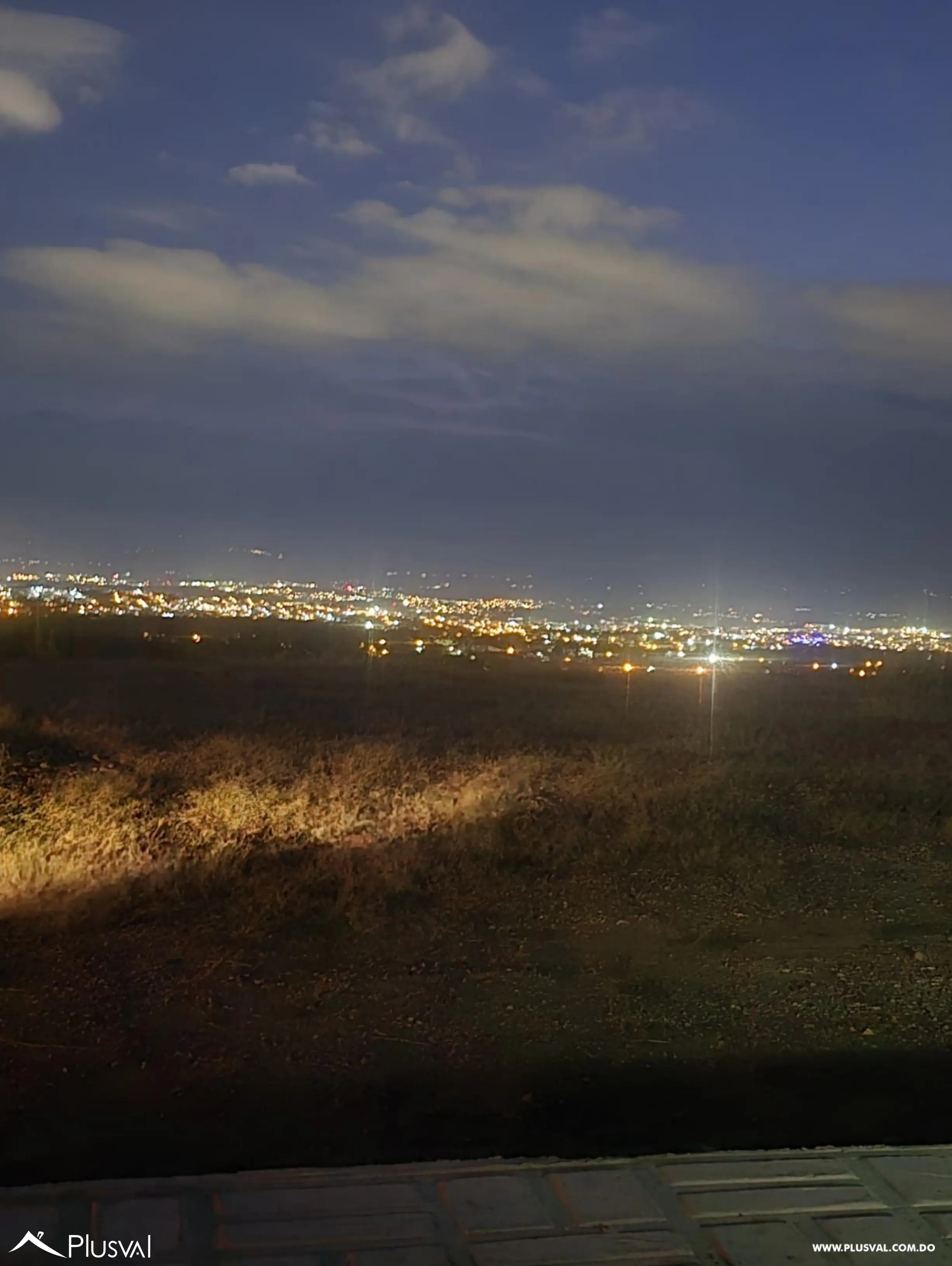 Solares en las montañas de Santiago con hermosas vistas a toda la ciudad. 498783