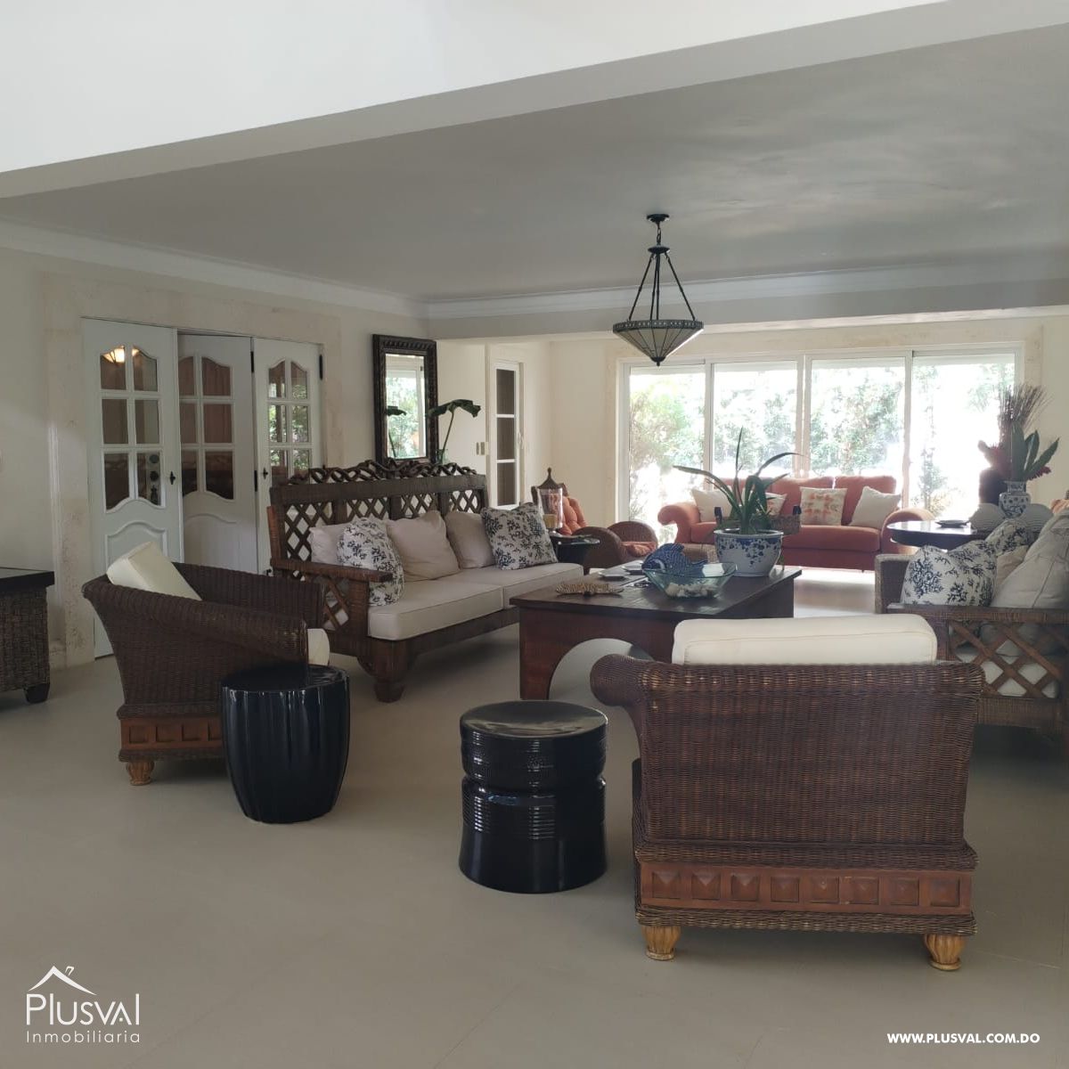 Villa en Guavaberry de dos niveles con vista hacia la piscina y campo de golf. 367948