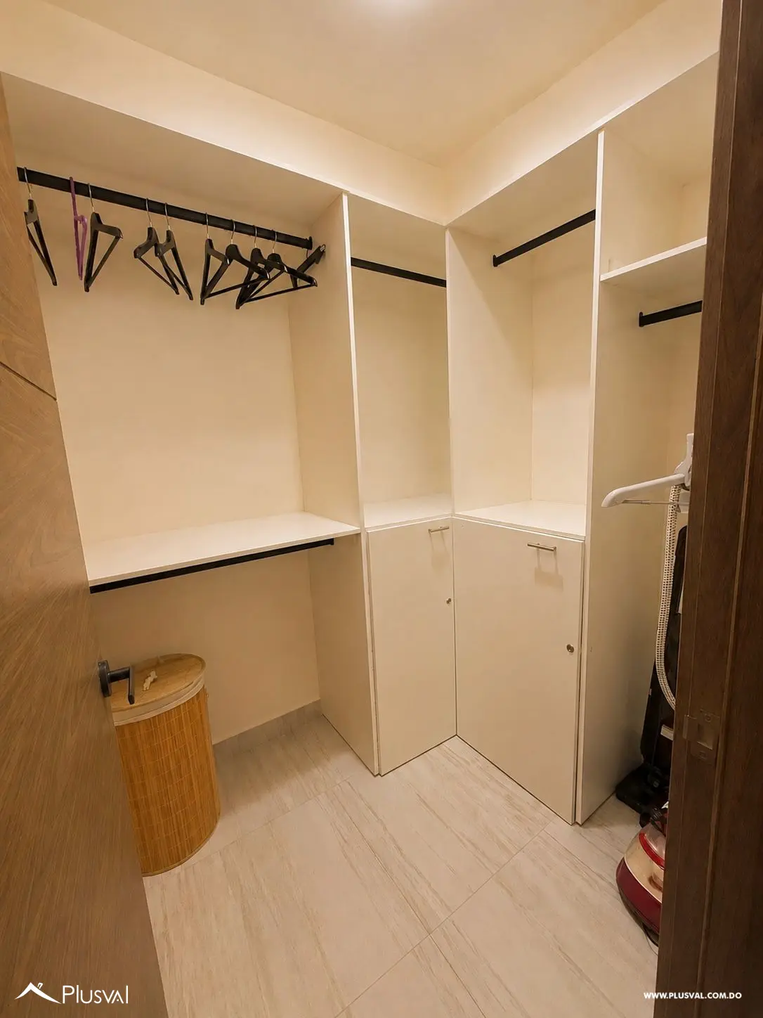 Elegante apartamento amueblado en venta, ubicado en Evaristo Morales. 530241