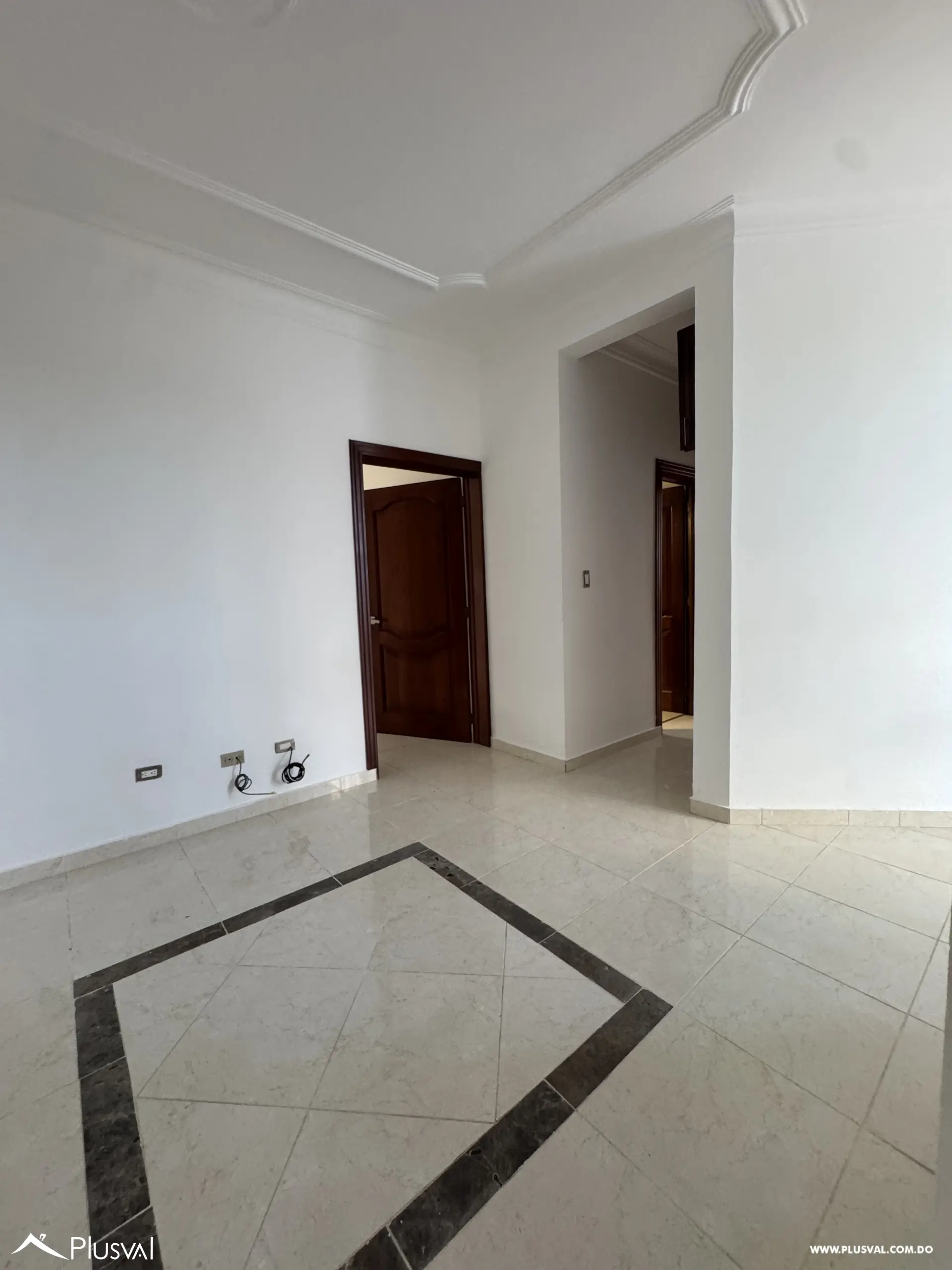 Casa de Dos Niveles en Alquiler en Exclusivo Complejo Habitacional Privado 528706