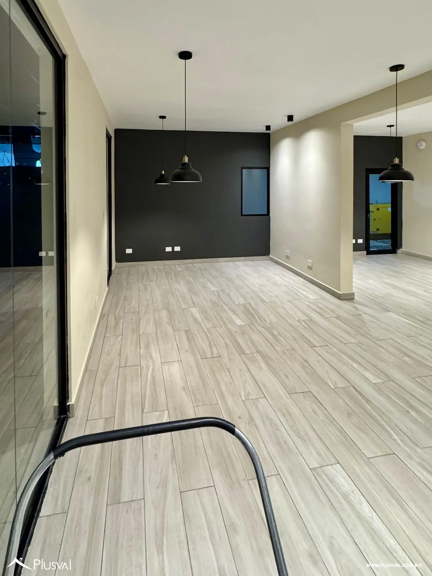 Alquilo local comercial en la Av. 27 de Febrero, El Millon. 466985