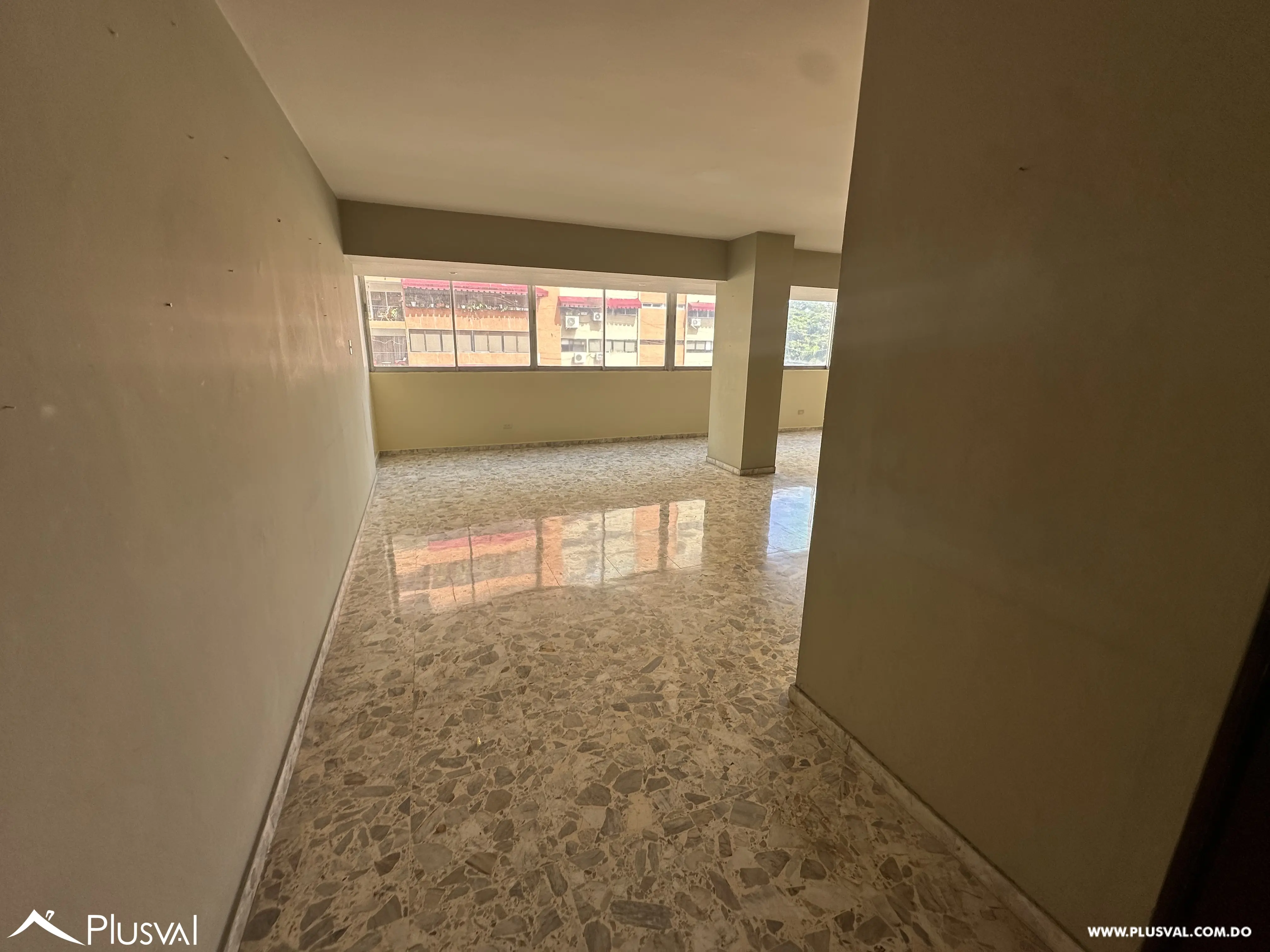 Venta de amplio apartamento, en Naco. 490300