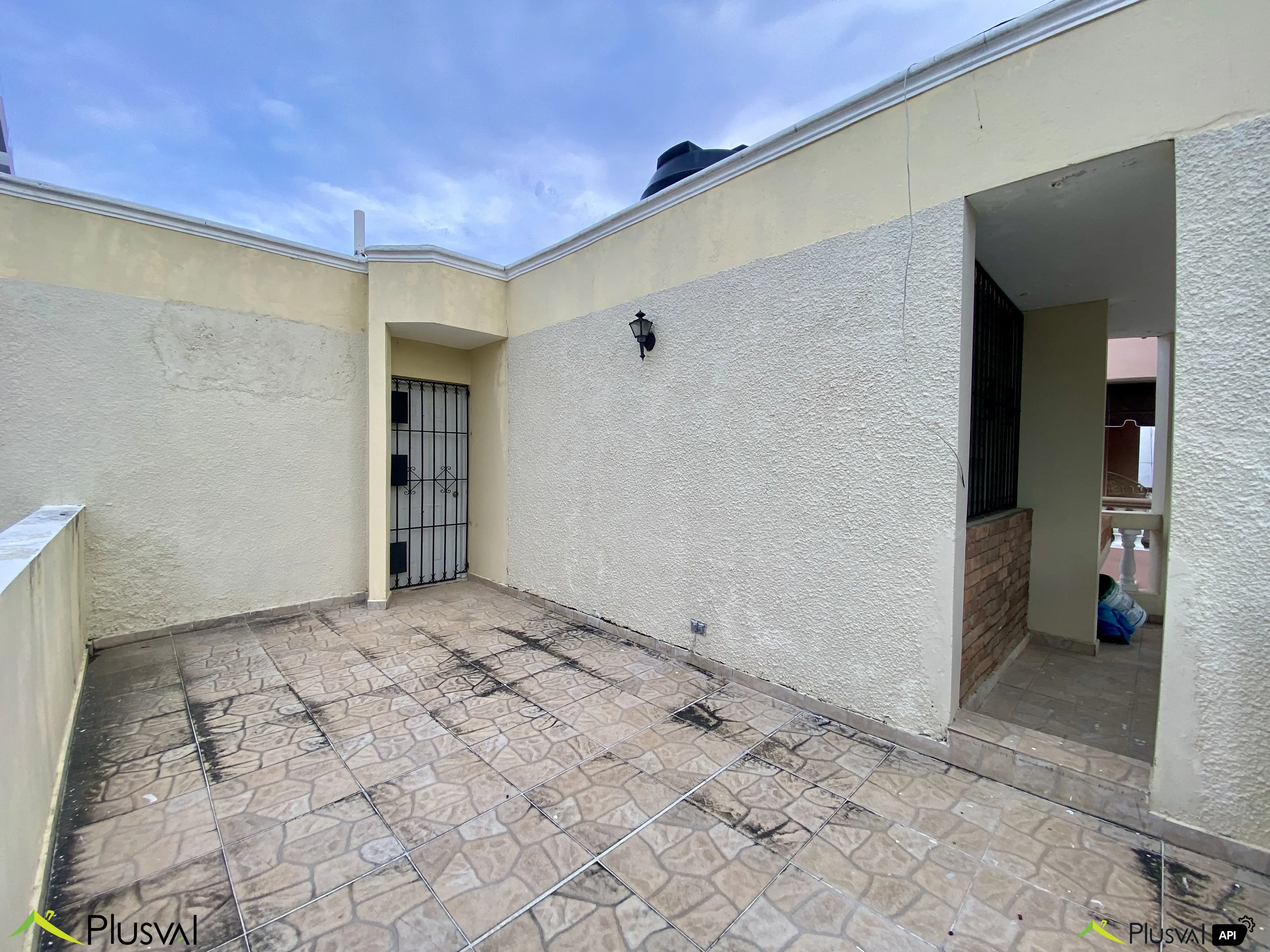 Casa Comercial de Dos Niveles en Alquiler en Urbanización Fernández – Ideal para Oficinas o Negocio 450711