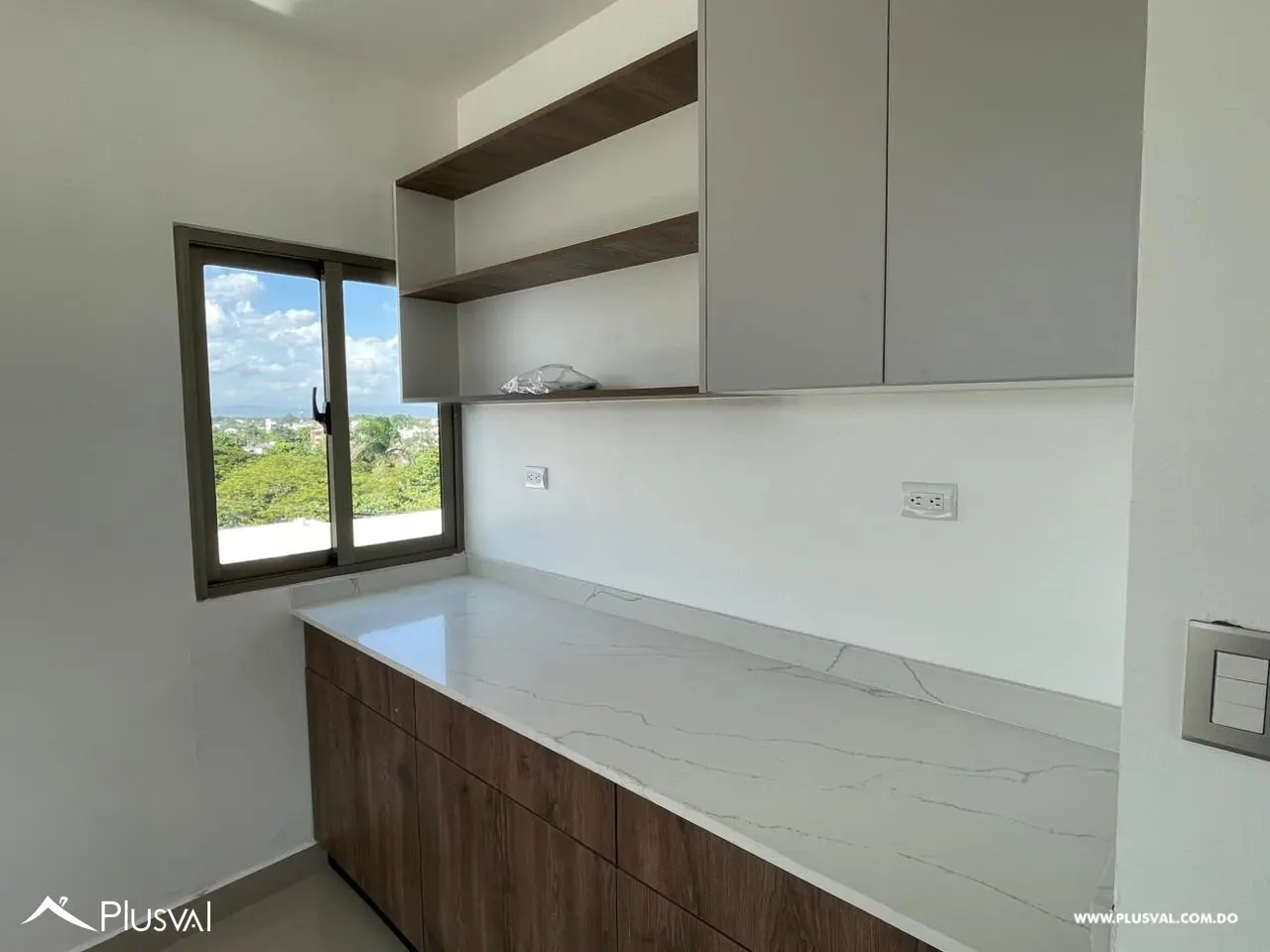 Apartamento en 1er Nivel con Tres Habitaciones y Family Room en La Vega 524709