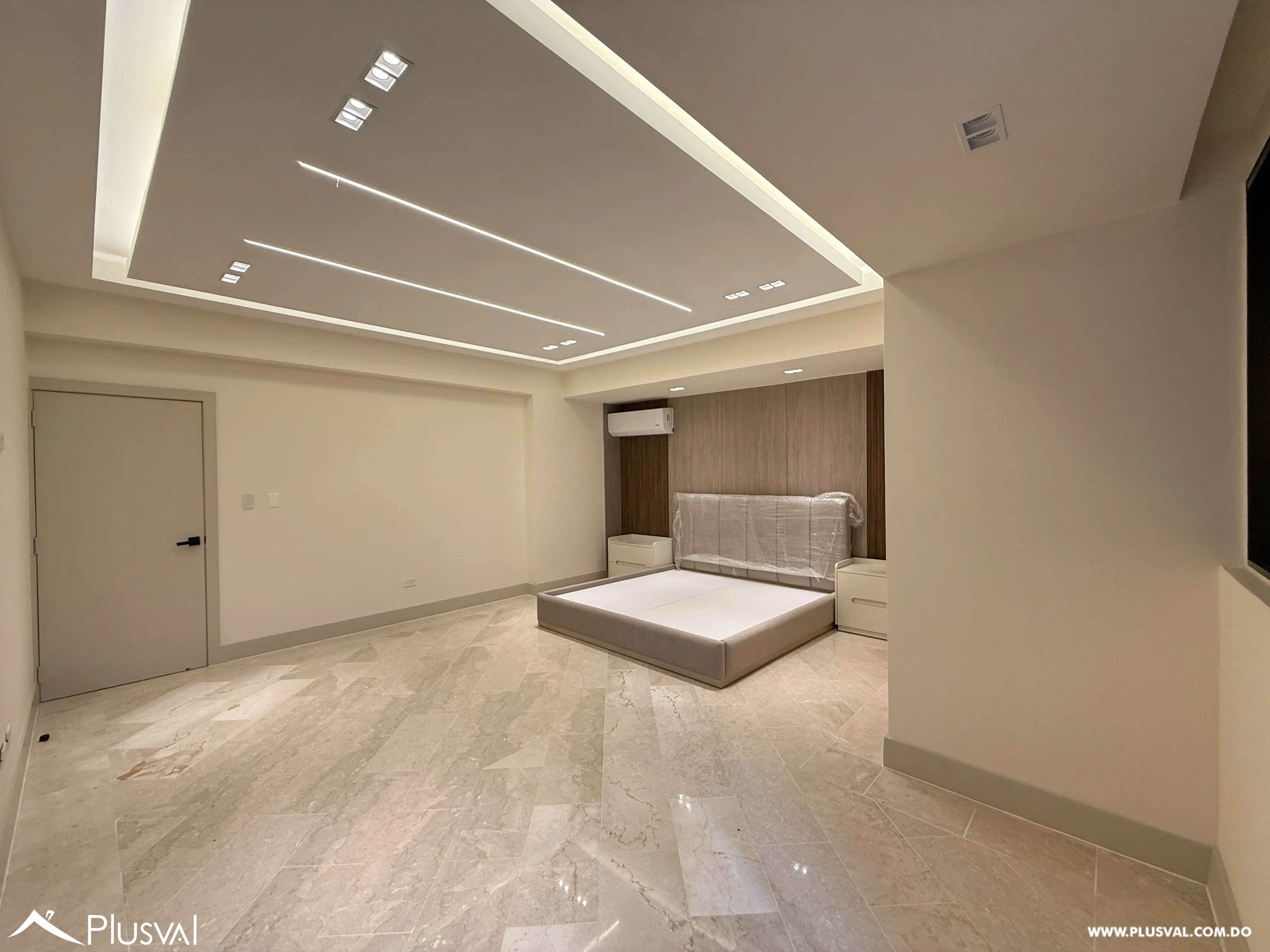 Apartamento familiar en Naco en venta con 3 parqueos y estudio 481206