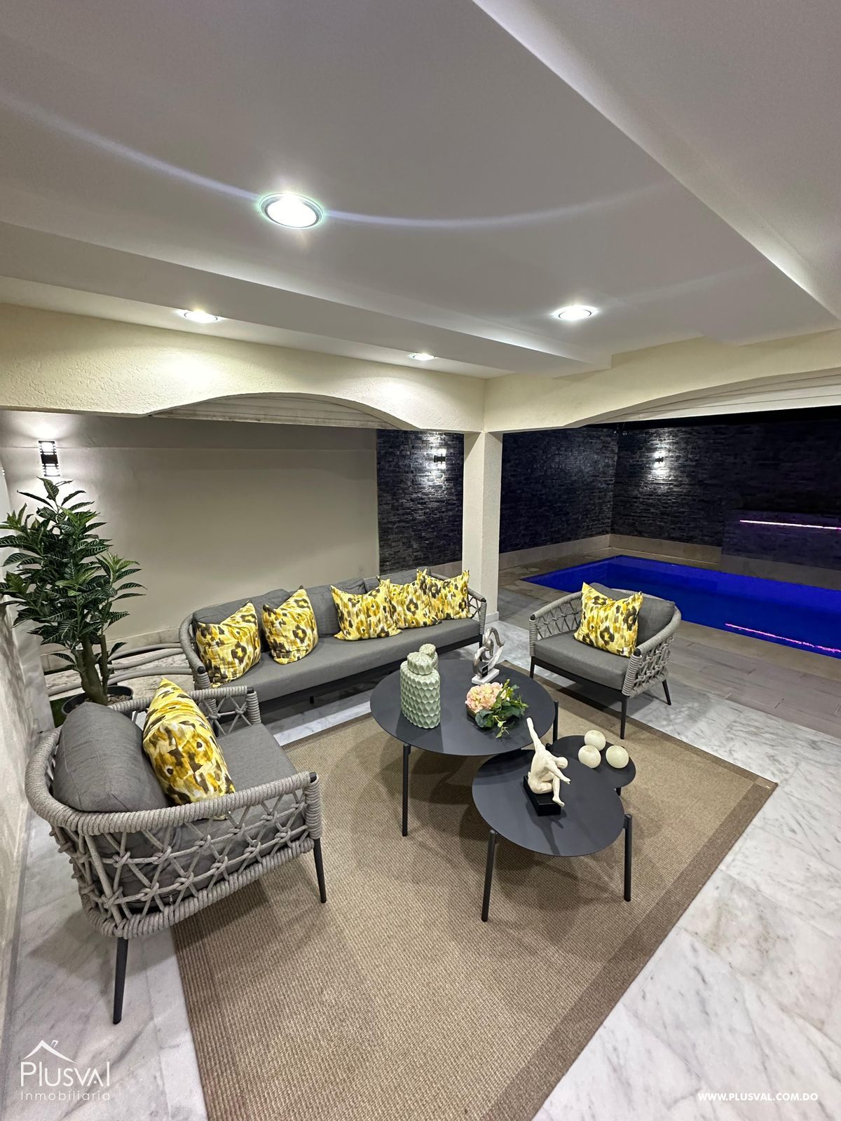 Casa en venta en Santo Domingo Este, 3 niveles de lujo y confort 401369
