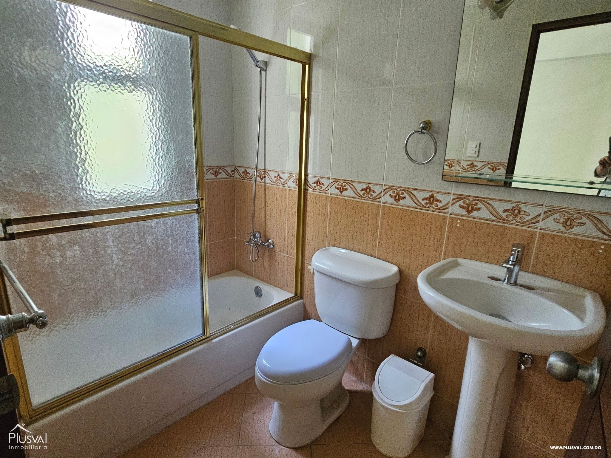 Amplio apartamento con balcón frontal en Urb. Real 473514