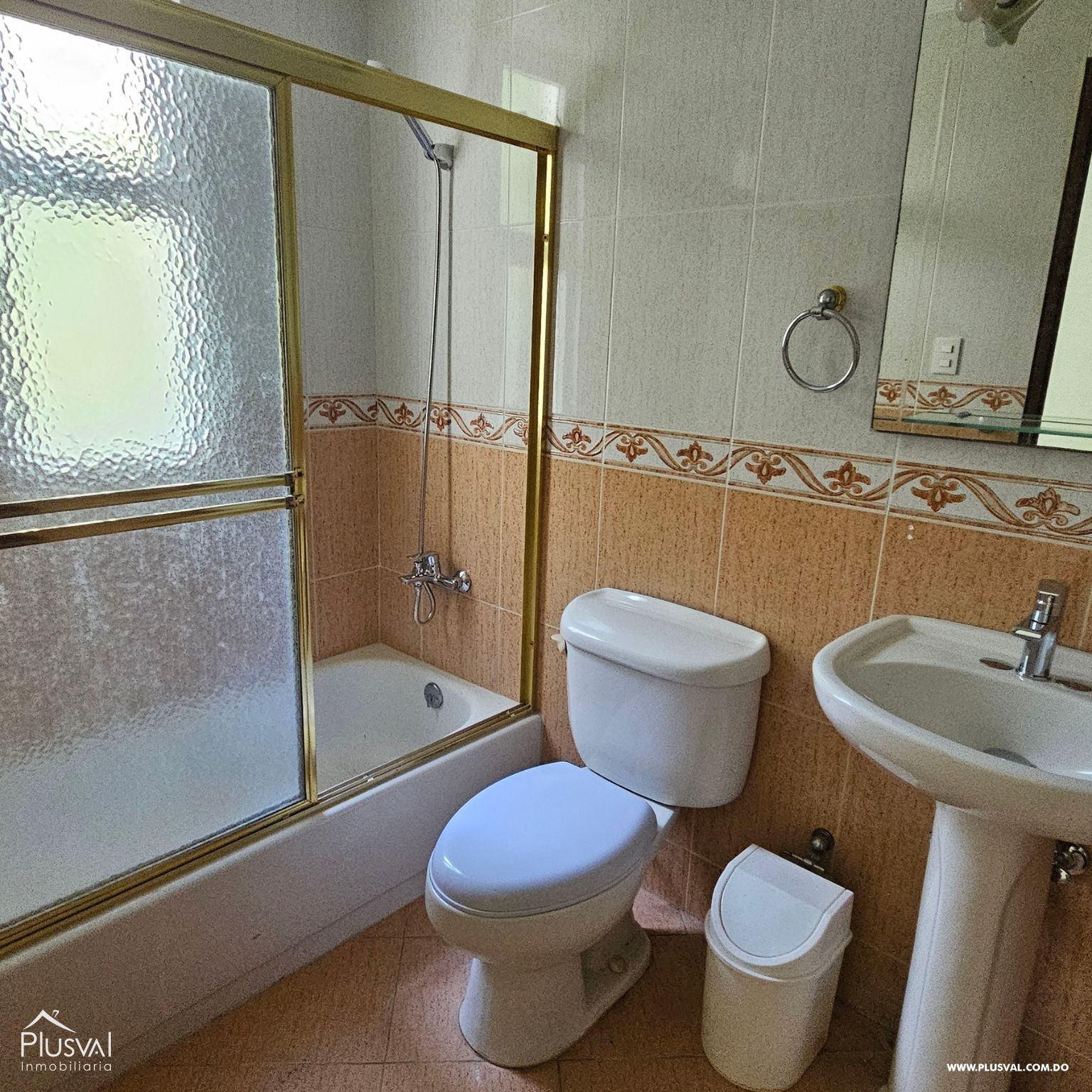 Amplio apartamento con balcón frontal en Urb. Real 473514