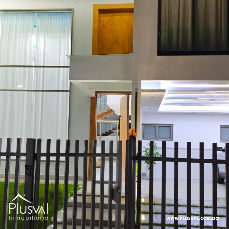 Moderna y espaciosa Casa en venta dentro de residencial cerrado en Gurabo 370305
