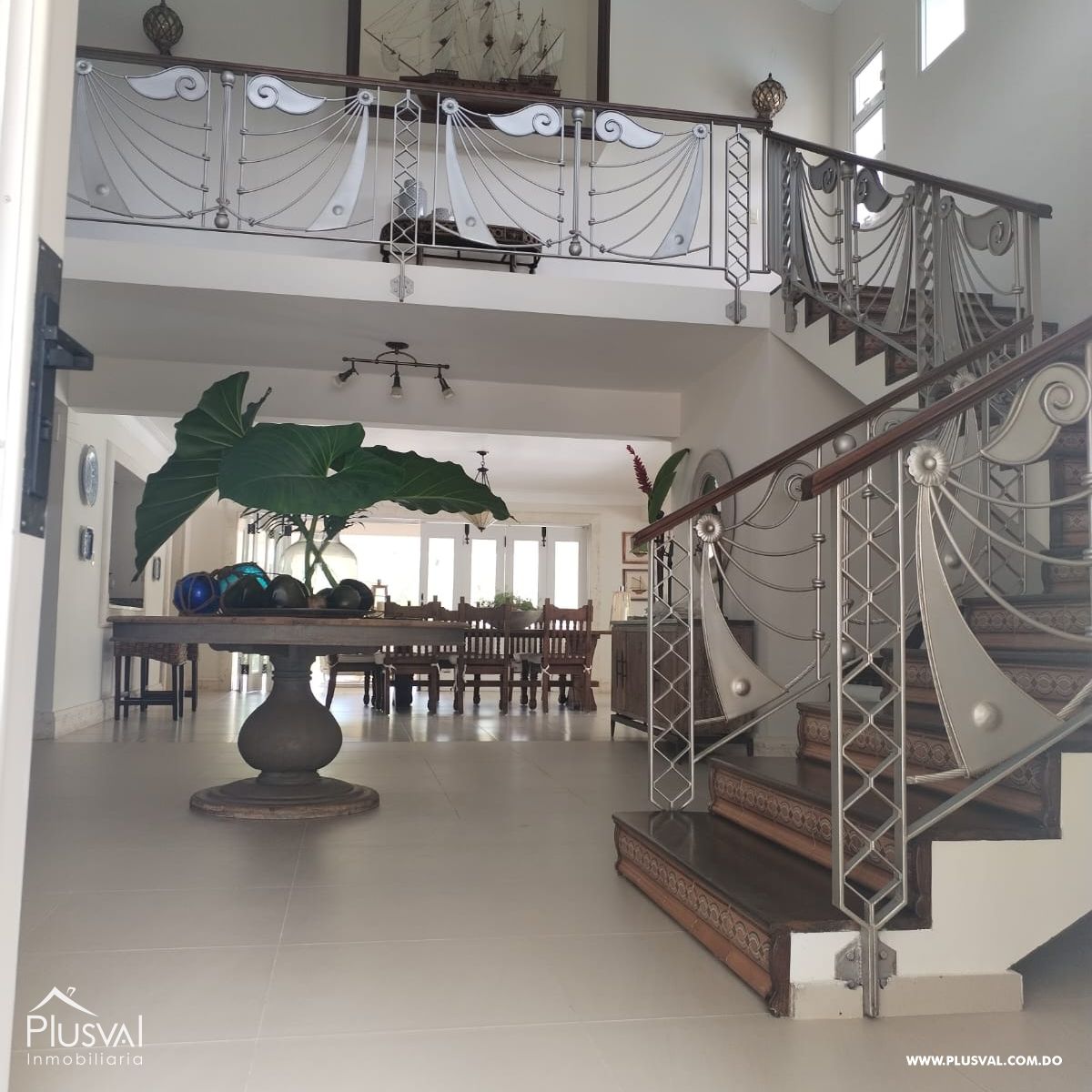 Villa en Guavaberry de dos niveles con vista hacia la piscina y campo de golf. 367946