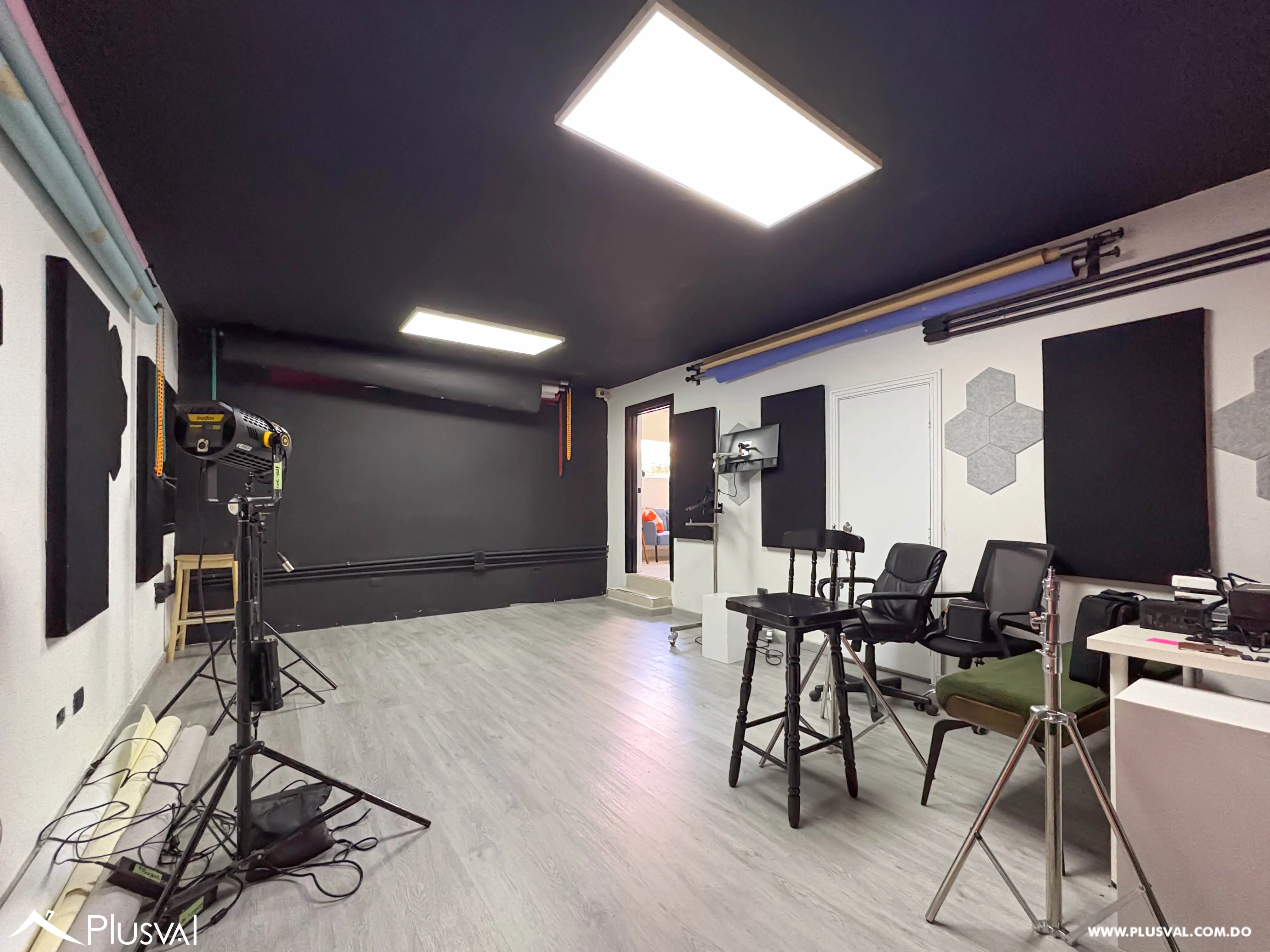 Propiedad Comercial de 2 Niveles en Arroyo Hondo con Patio y Oficinas 495700