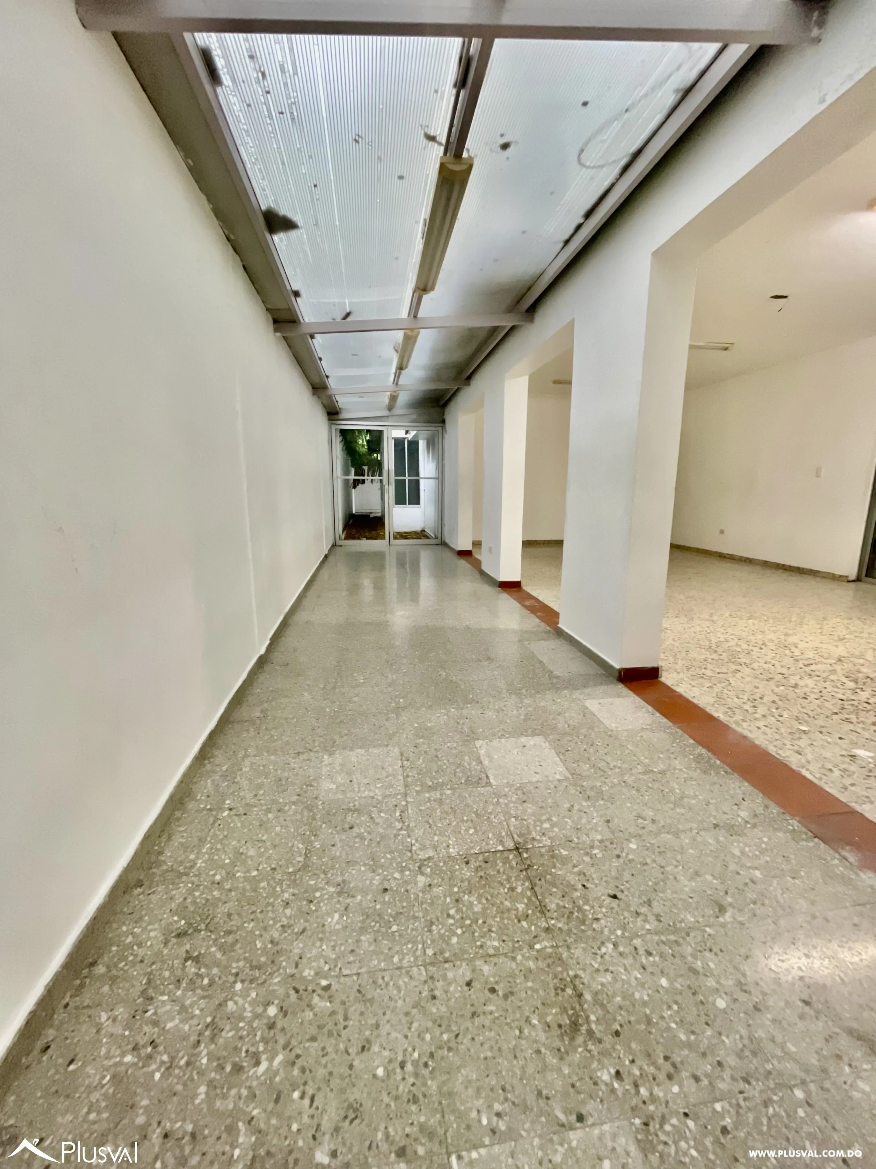 Amplio Local Comercial en el Ensanche Julieta 468554