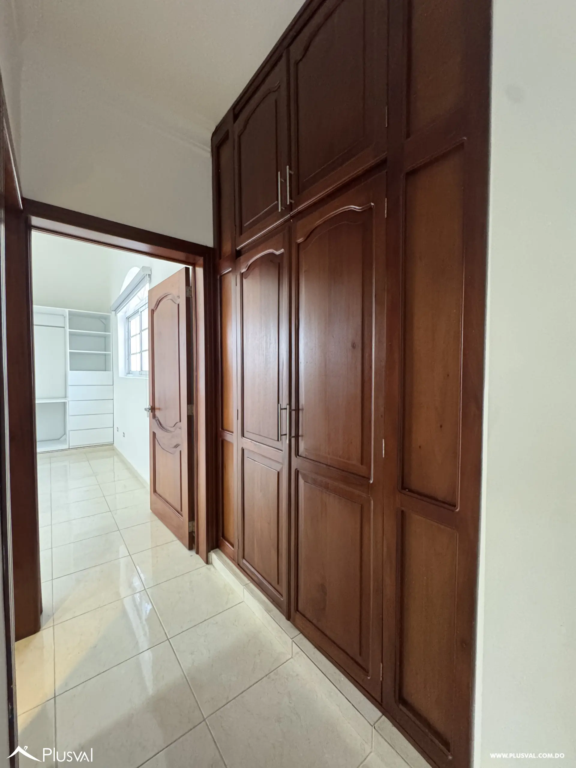 Casa de Dos Niveles en Alquiler en Exclusivo Complejo Habitacional Privado 528710