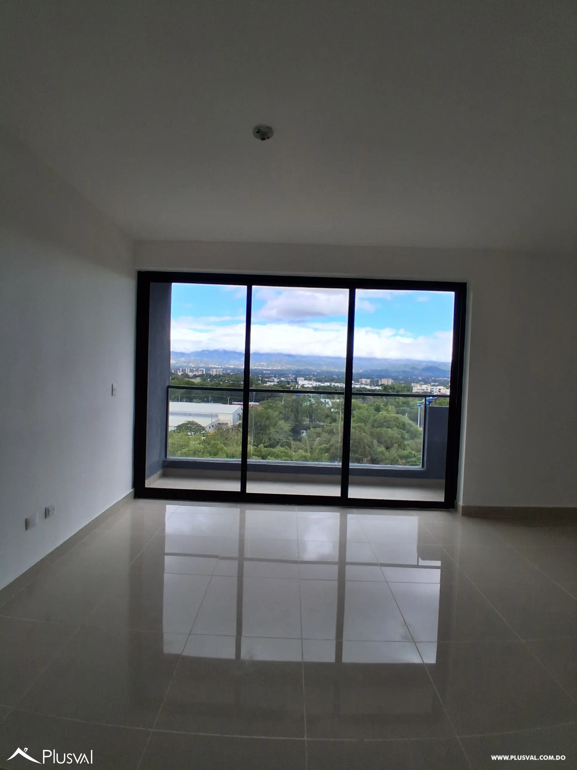 Alquiler de Amplio Apartamento de 3 Habitaciones y Estudio en la Ave. Hispanoaméricana 487354