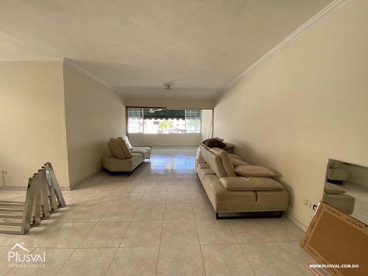 Local Comercial Amplio en Alquiler en Naco con Parqueos y Entrada Independiente 492070