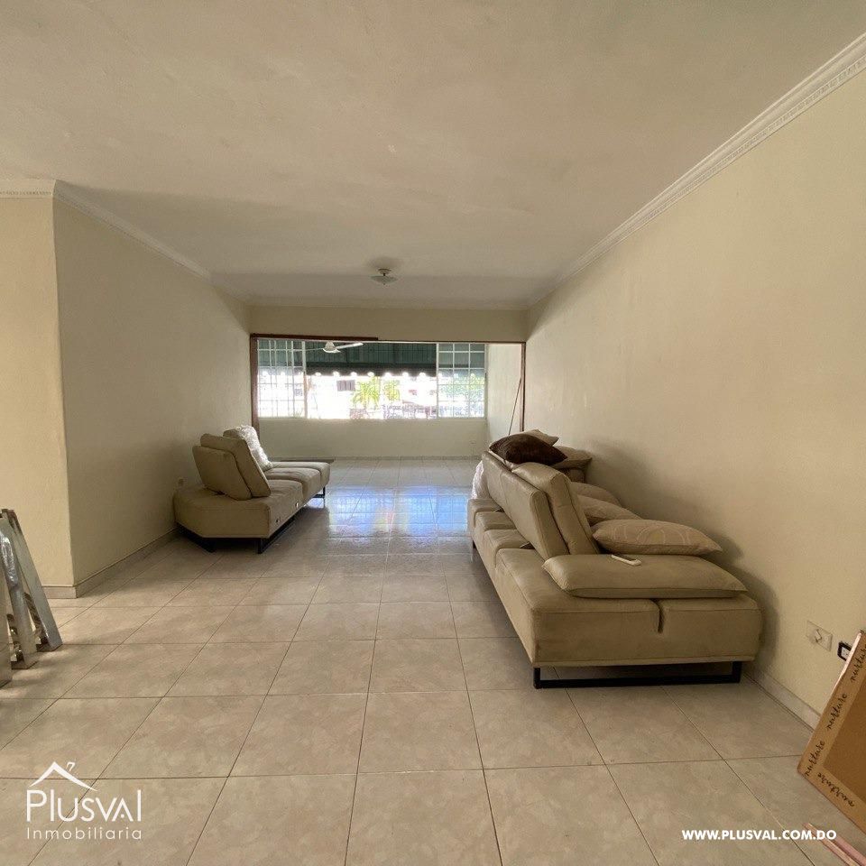Local Comercial Amplio en Alquiler en Naco con Parqueos y Entrada Independiente 492070