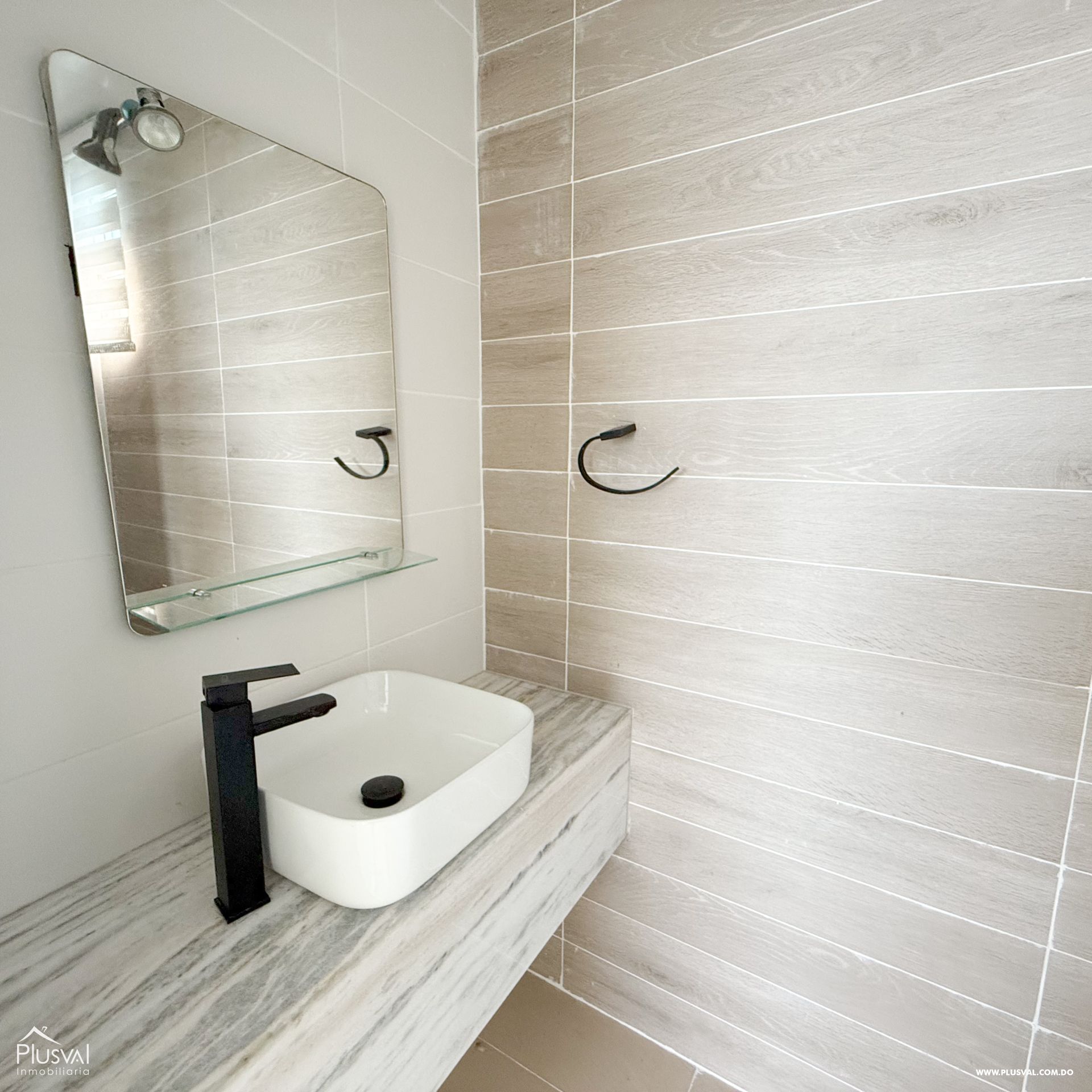 Venta de apartamento en Exclusiva Área de Santiago con parqueos techados. 397814