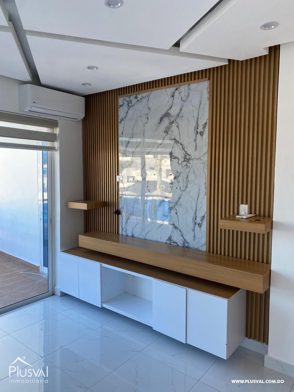 Casa Moderna de Dos Niveles en Complejo Cerrado con Diseño Funcional y Patio 483969