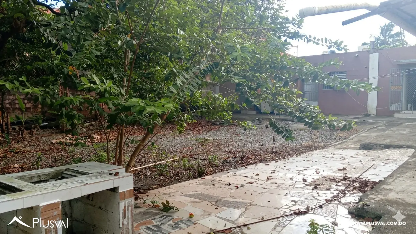 Casa con amplio terreno en Sol de Luz, ideal para uso comercial o desarrollo 499329