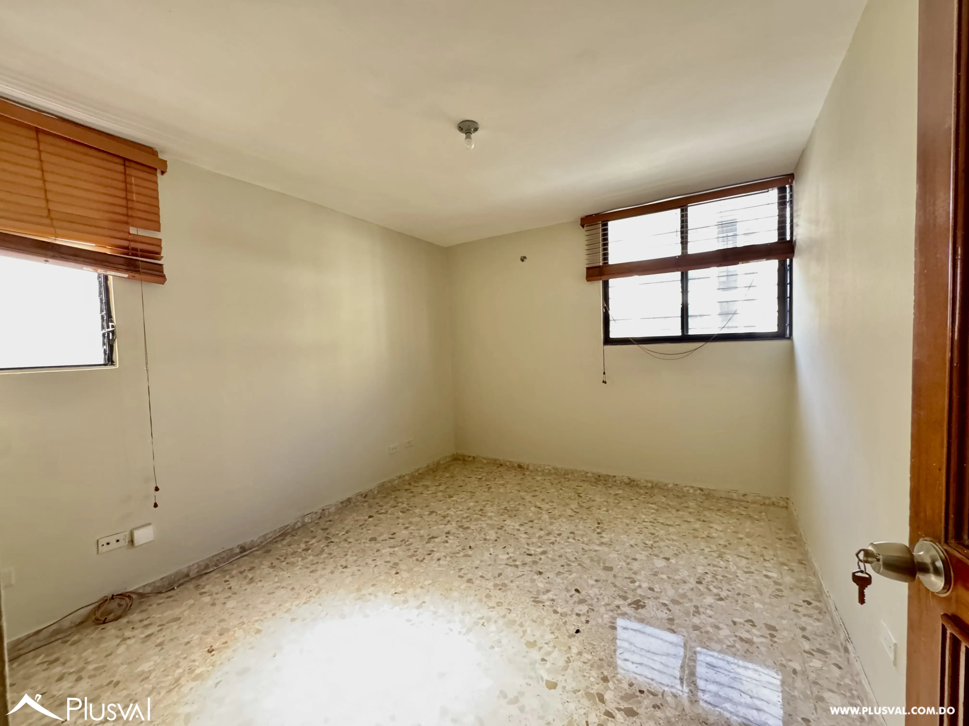 Alquilo Amplio Apto Clásico en Naco 494304