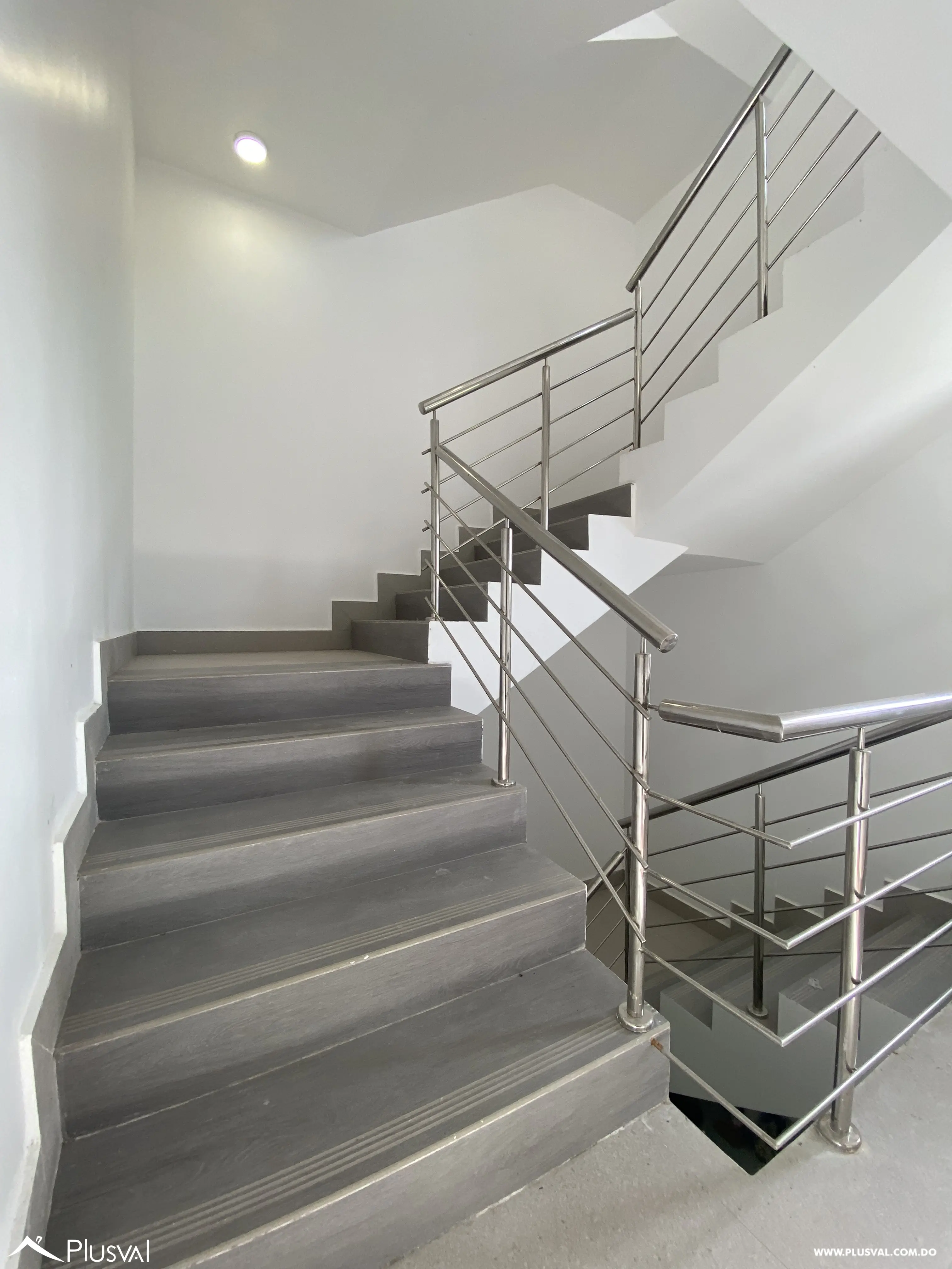 Apartamento en 4to nivel con ascensor, ubicado en una moderna torre próxima al Aeropuerto Internacional del Cibao, ideal para vivir o invertir. 518549