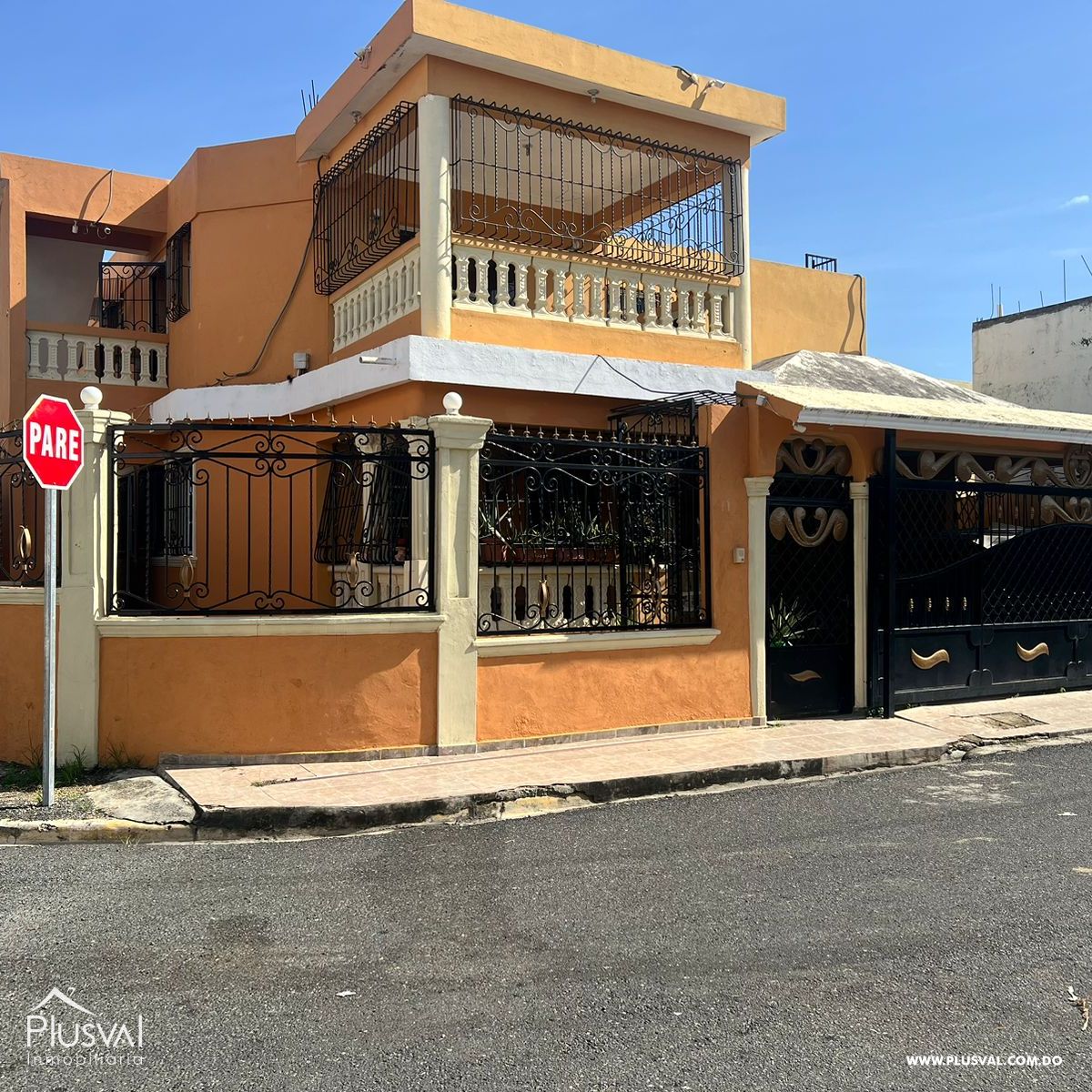 Casa en venta en Santo Domingo Este, mas una segunda casa con jacuzzi en el segundo piso. 381759