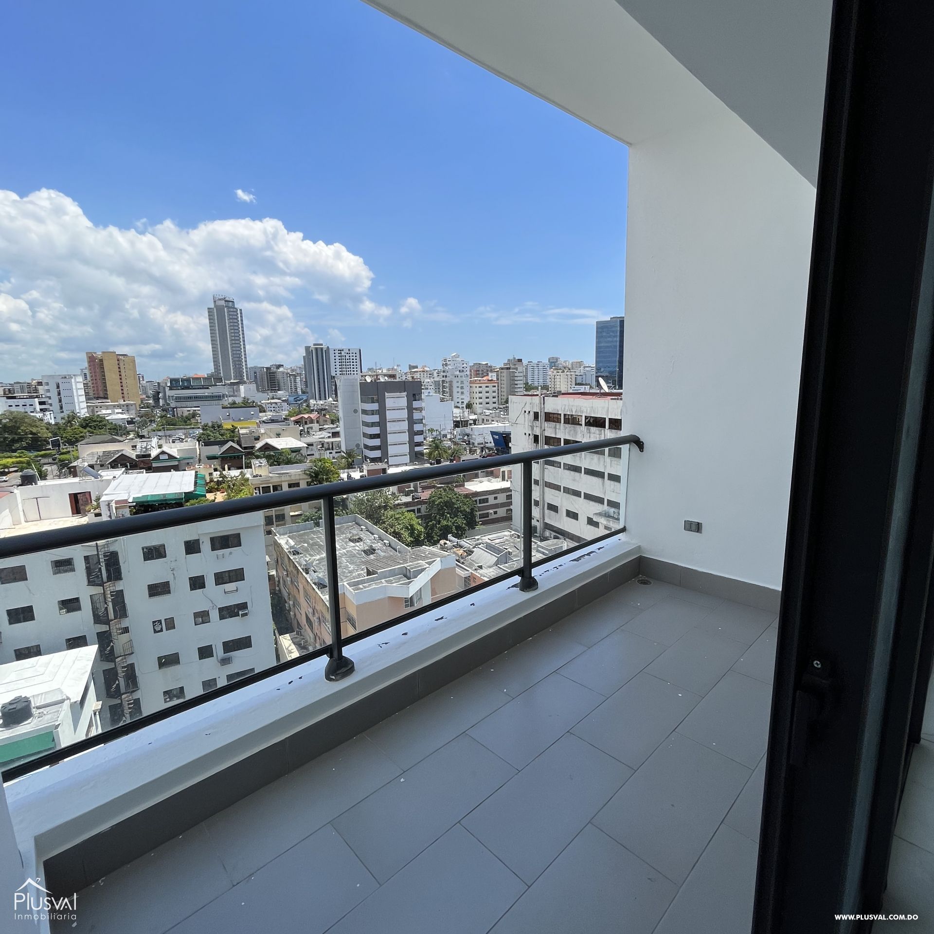 Apartamento con  vista despejada en venta, en el sector Serralles. 460459