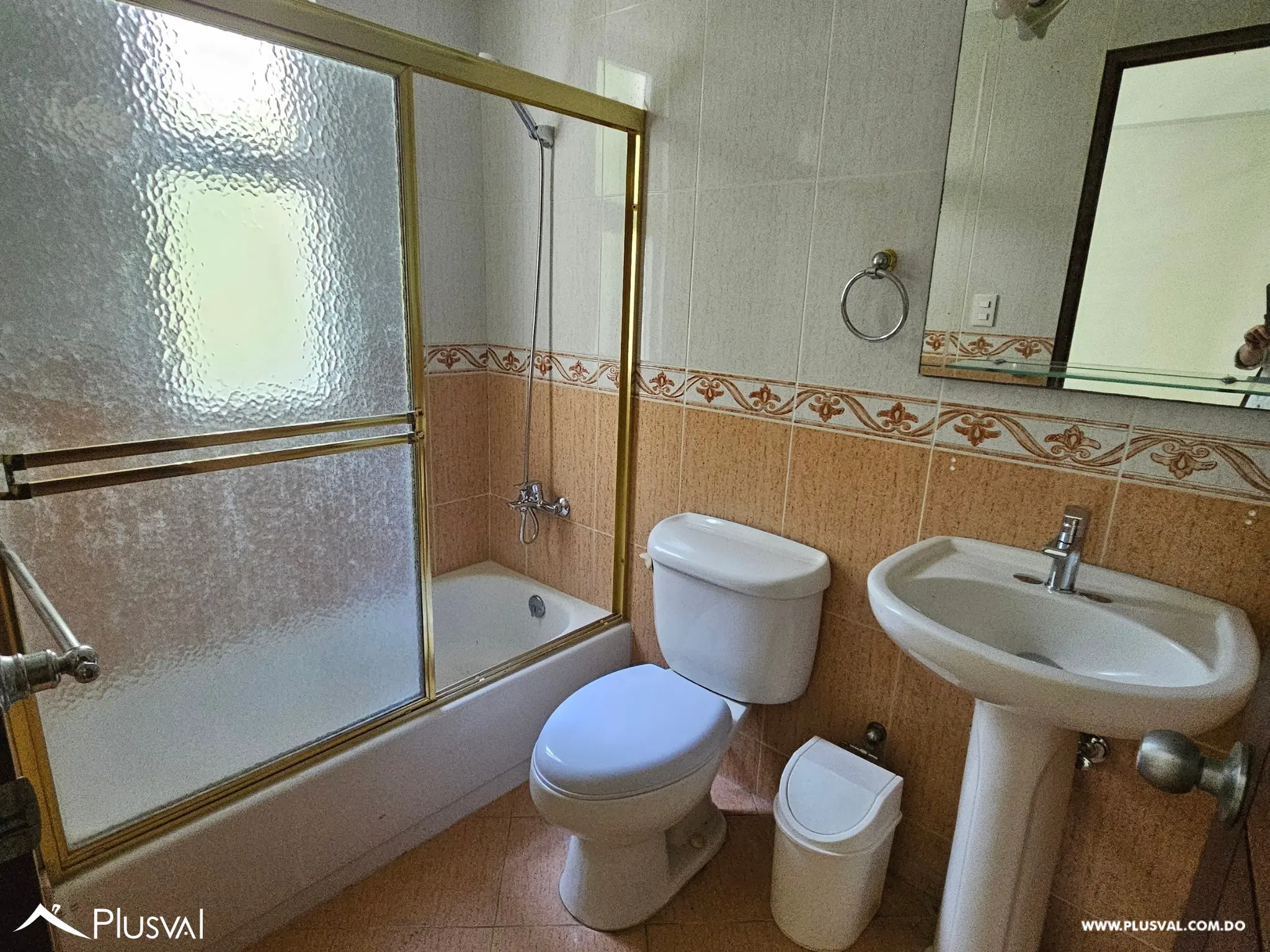 Amplio apartamento con balcón frontal en Urb. Real 481209