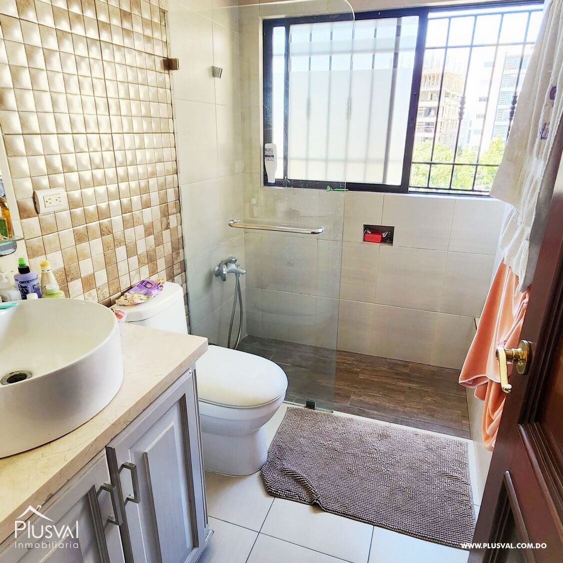 Se alquila  vacio Amplio apartamento clásico de dos niveles en Naco 360410