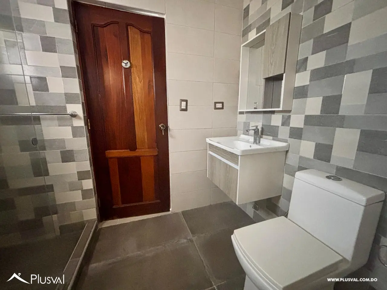Amplio apartamento en alquiler, ubicado en Las Praderas. 526850