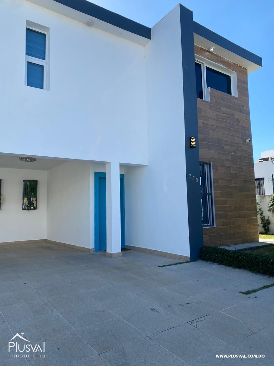 Casa Moderna de Dos Niveles en Complejo Cerrado con Diseño Funcional y Patio 483974