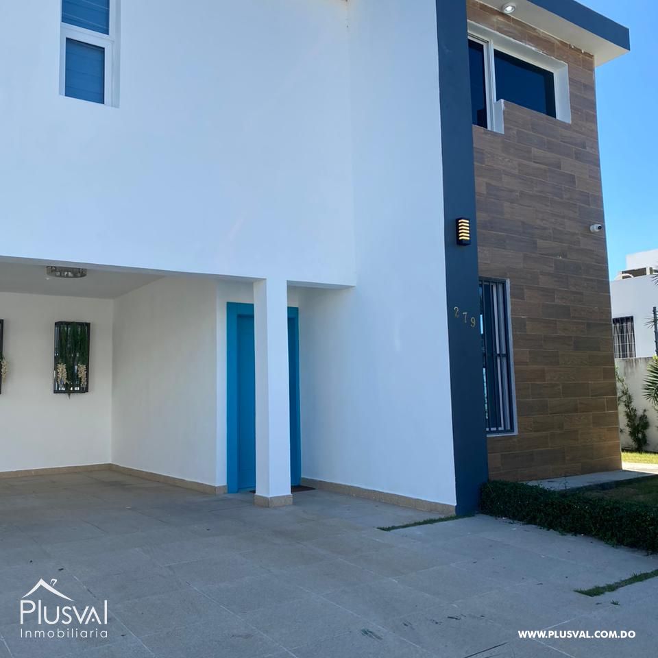 Casa Moderna de Dos Niveles en Complejo Cerrado con Diseño Funcional y Patio 483974