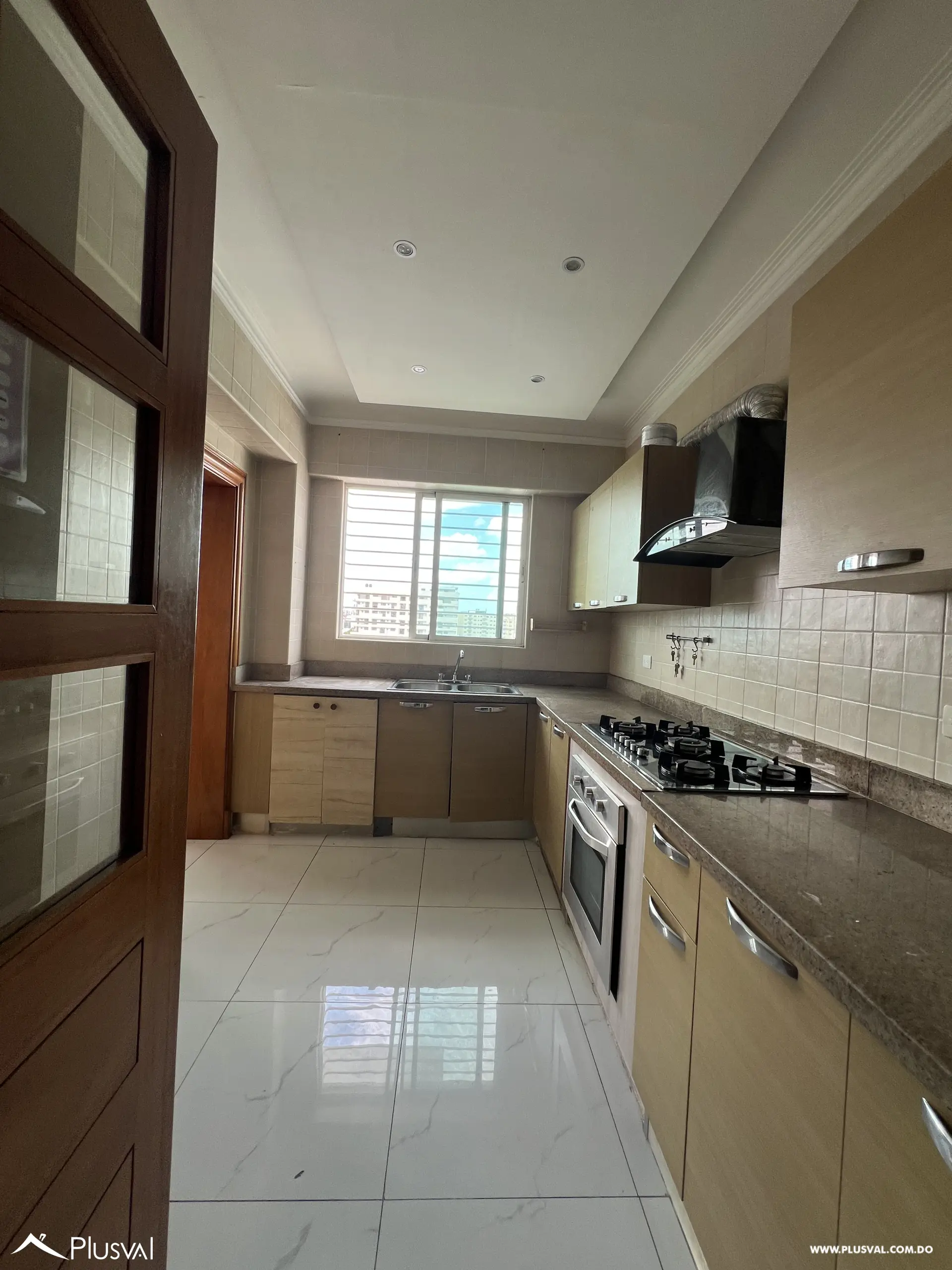 Alquiler de amplio  apartamento amplio en Evaristo Morales. 487575
