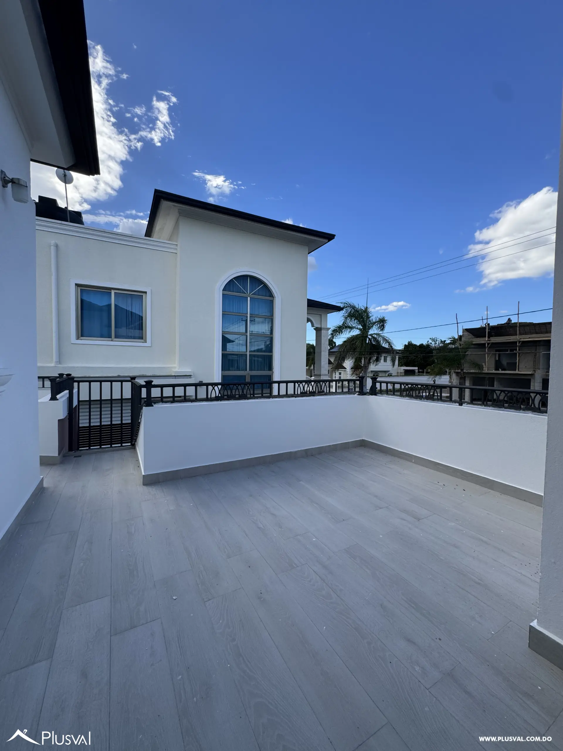 Casa de Dos Niveles en Alquiler en Exclusivo Complejo Habitacional Privado 528707