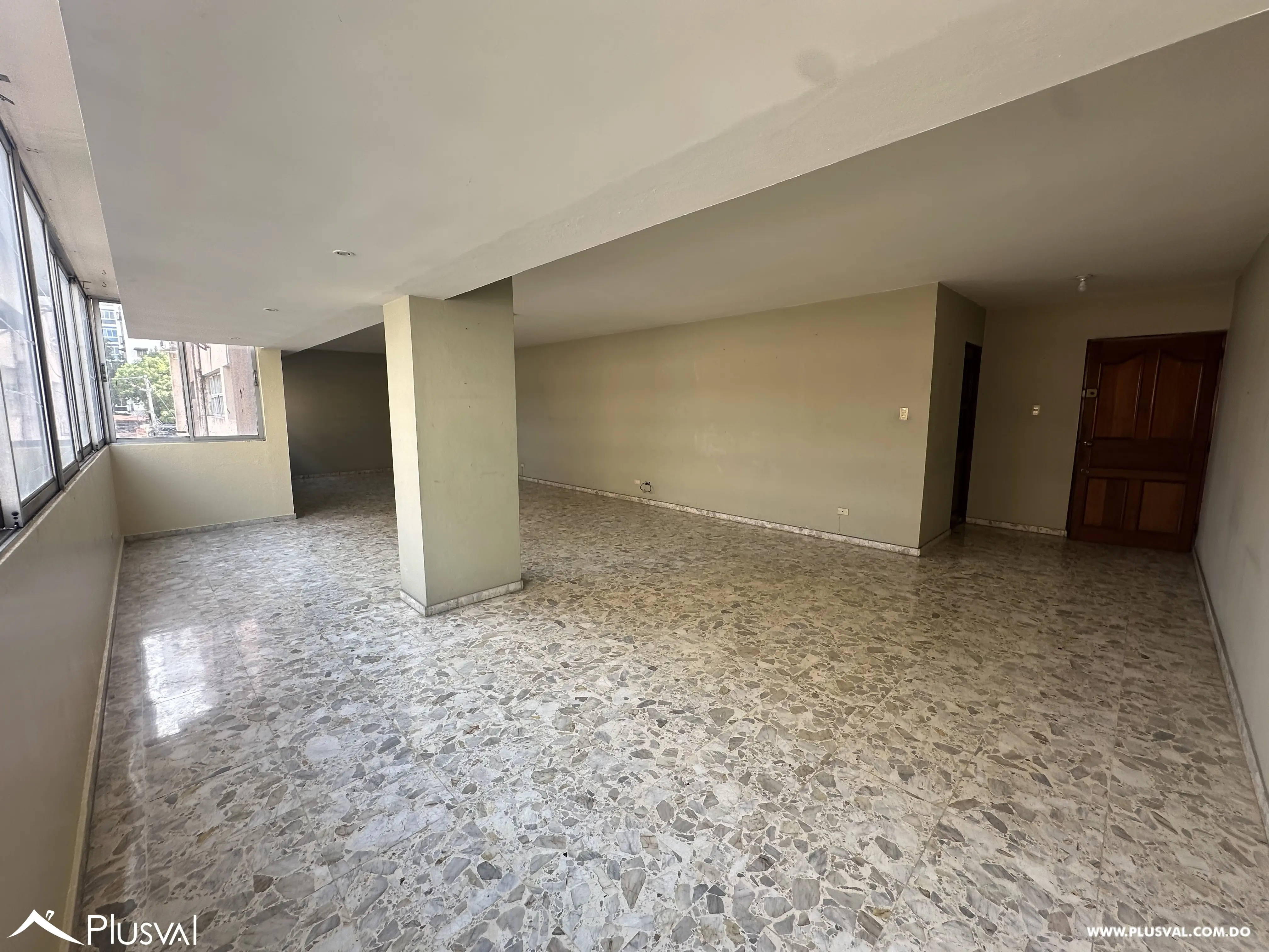 Venta de amplio apartamento, en Naco. 490297