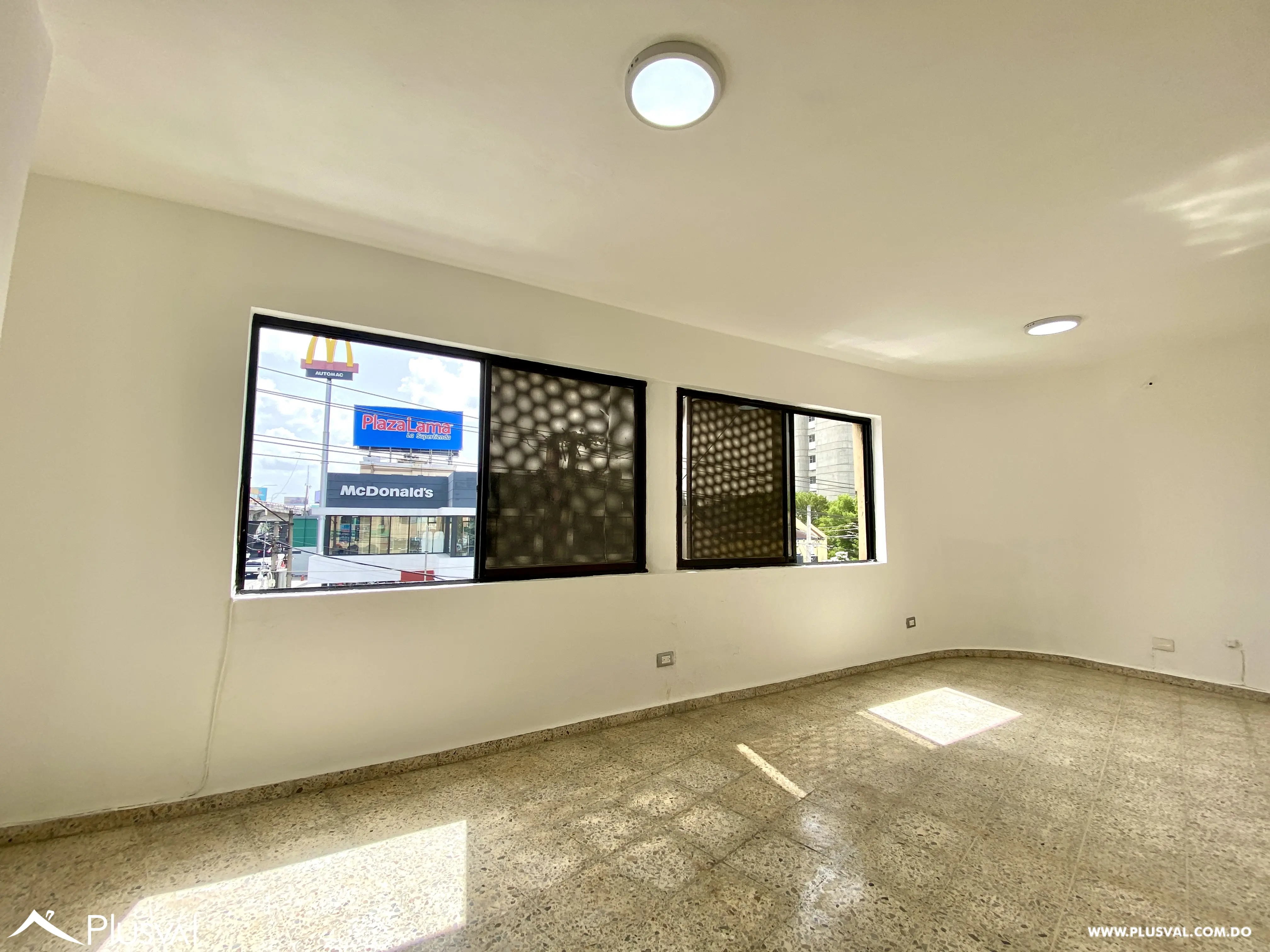 Local Comercial en Alquiler en Gazcue con Excelente Ubicación y Visibilidad 451748